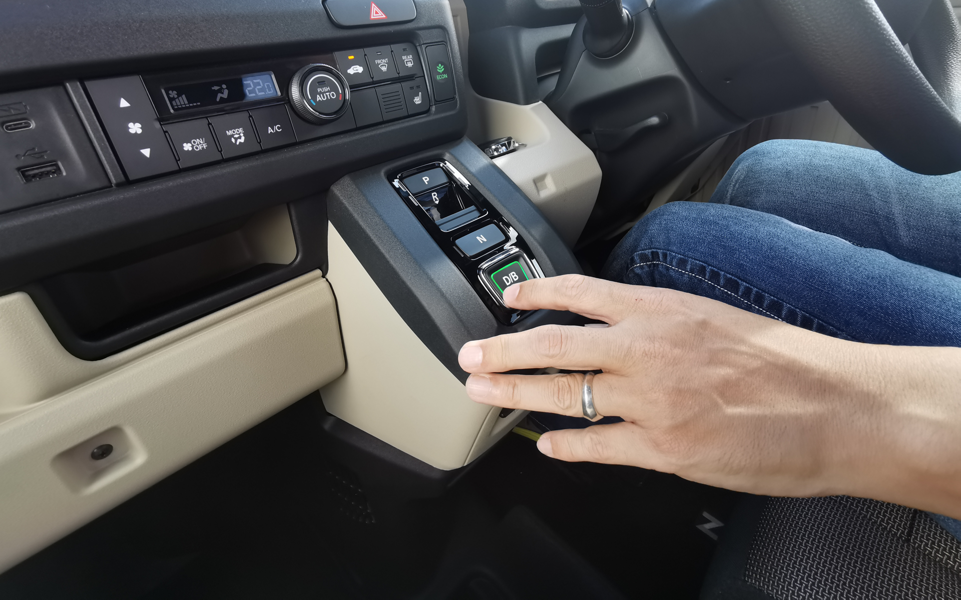 D⇔Bレンジの切り替えはボタンを押すだけ、どちらのレンジになっているかはメーター内で確認できる