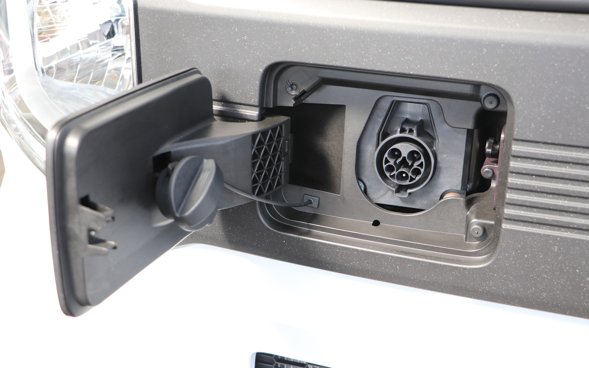 向かって左側（運転席側）にある給電ポート