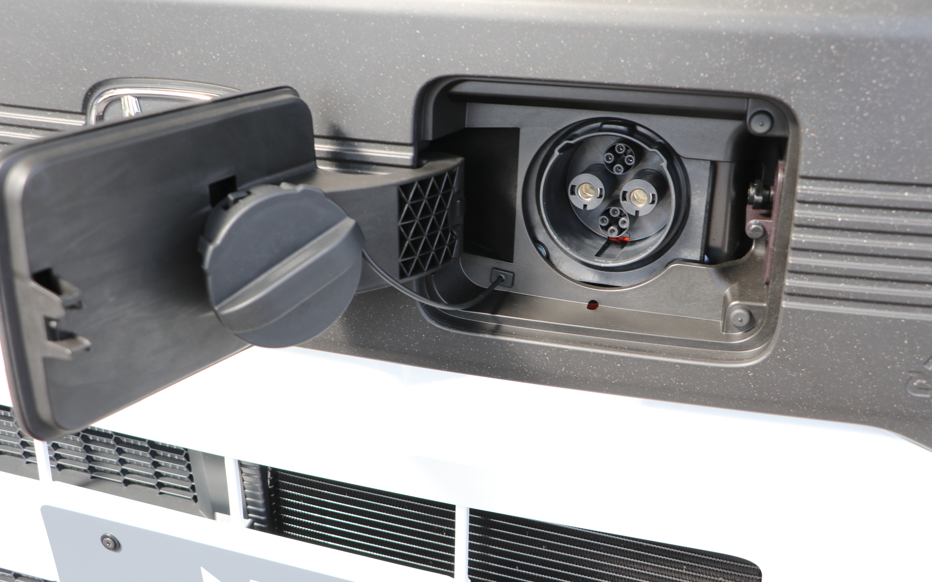 向かって右側（助手席側）にある急速充電ポートはCHAdeMO（チャデモ）仕様