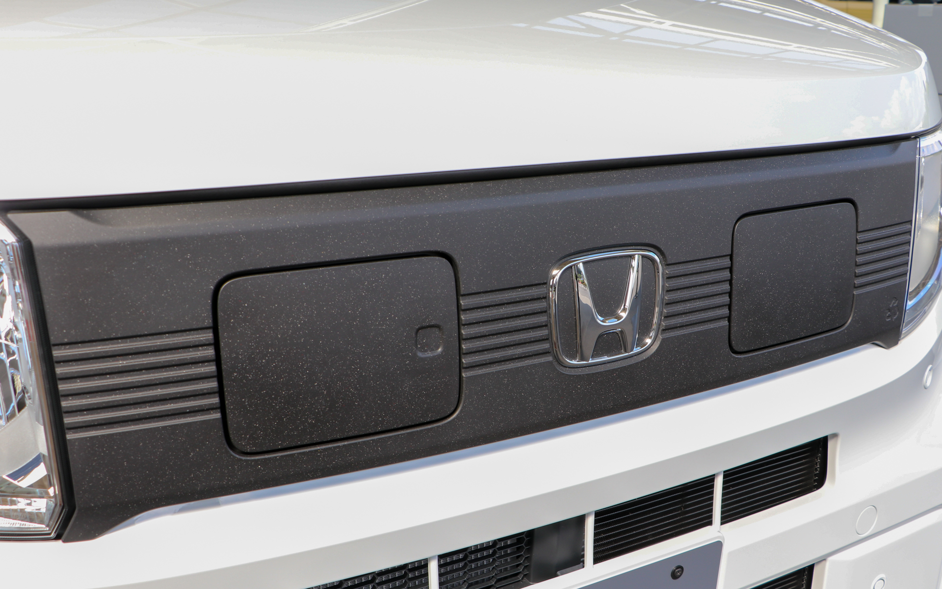 ホンダは1996年から修理で外されたバンパーを独自に回収してリサイクル材として再利用しているが、今回はフロントグリルや内装パーツにも採用した