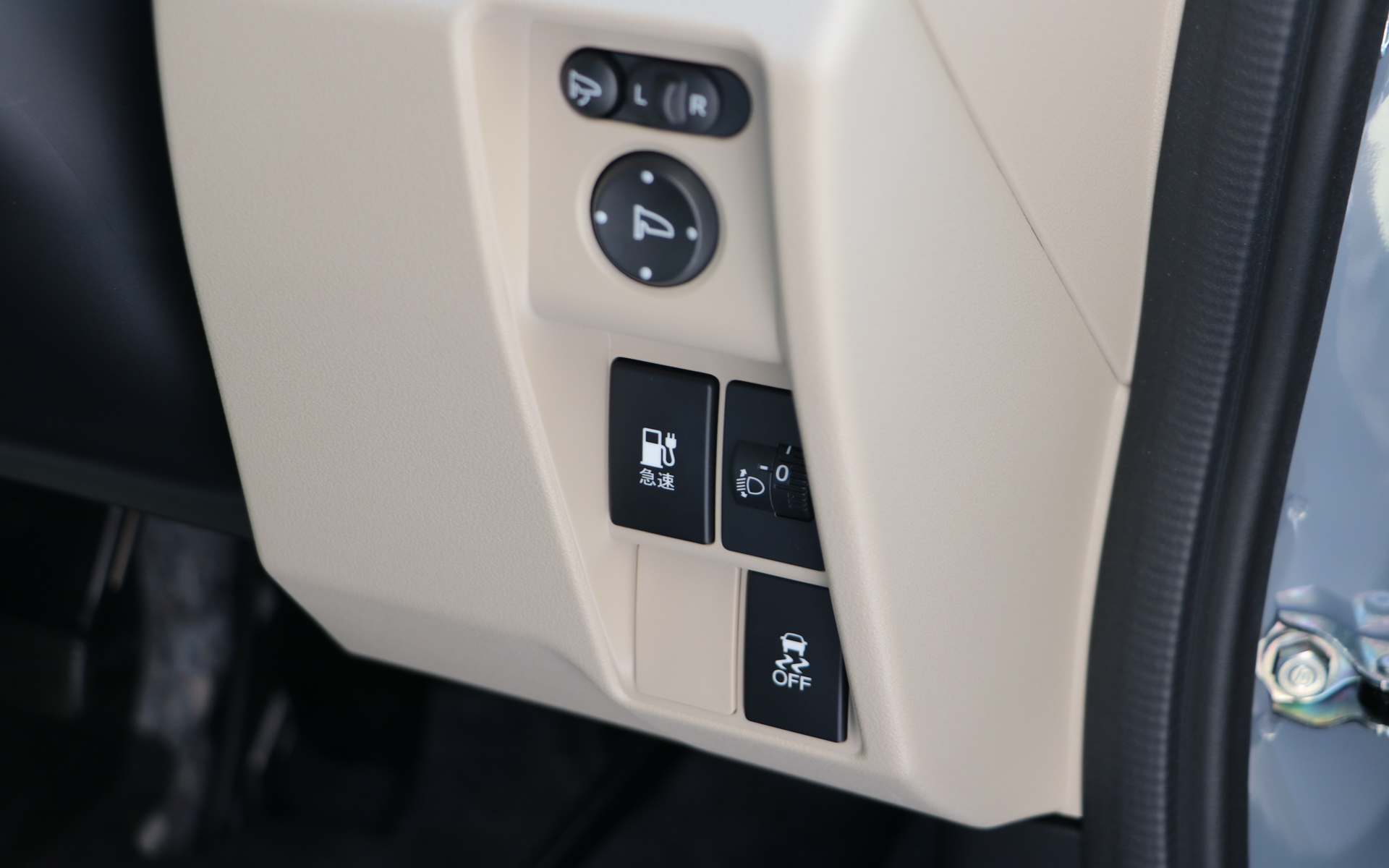 サイドミラーの角度調整や急速充電ポートの開ボタンをステアリングの右横に配置