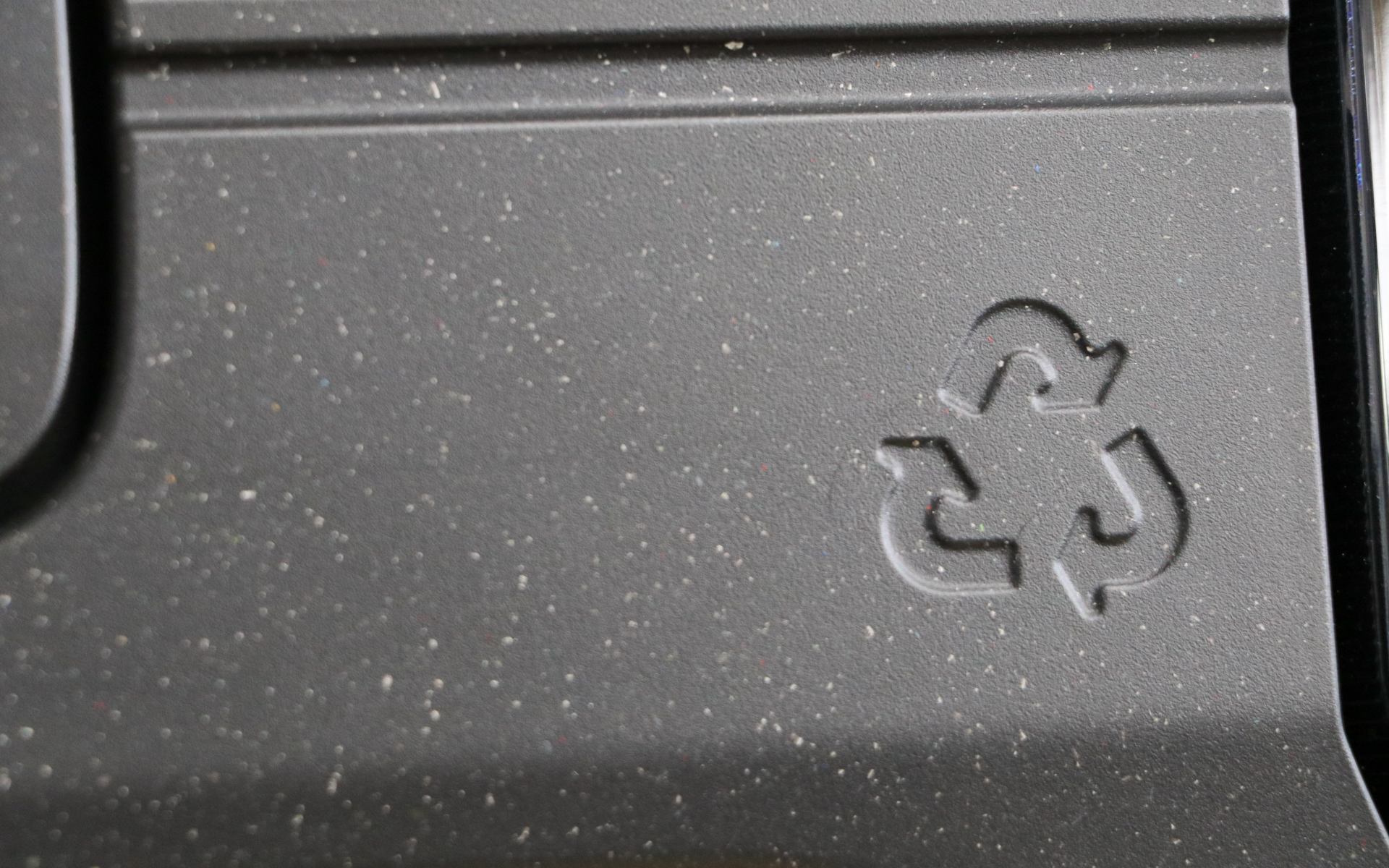 フロントグリルとセンターコンソール下部にホンダオリジナルの「リサイクルマーク」が配されている