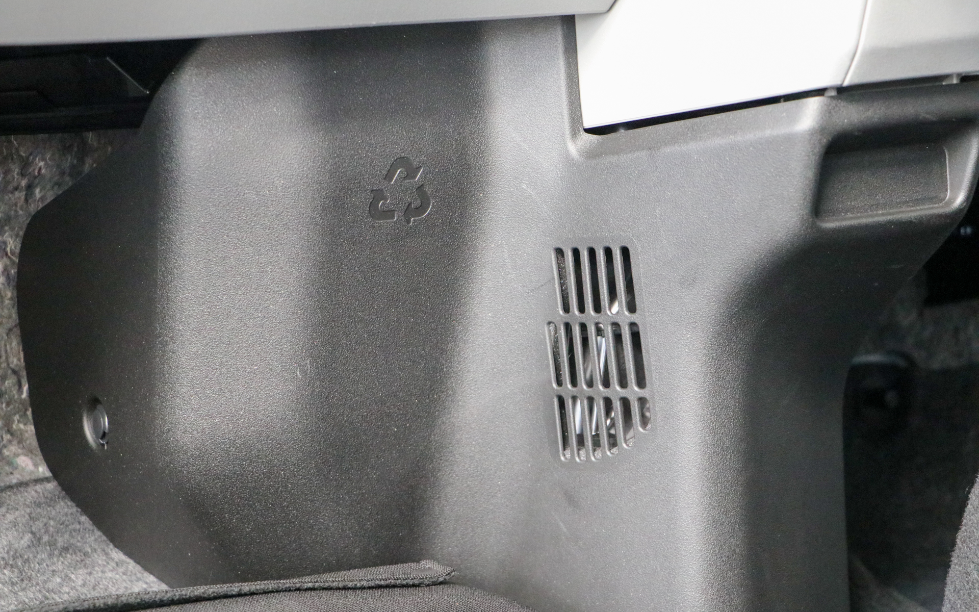 フロントグリルとセンターコンソール下部にホンダオリジナルの「リサイクルマーク」が配されている