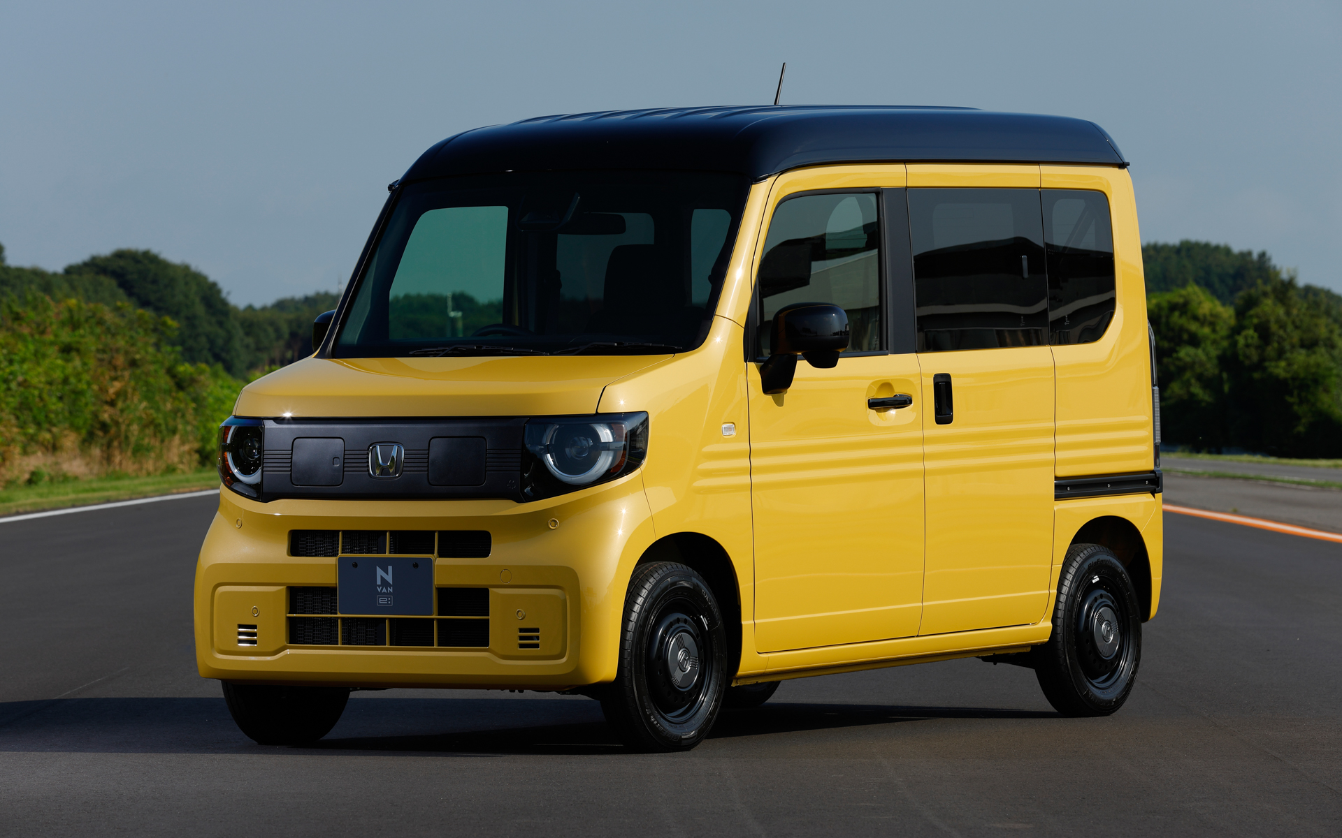 個人ユースの「e：FUN」は丸型のLEDライトを採用。撮影車のボディカラーはオータムイエロー・パール×ブラックの2トーン仕様