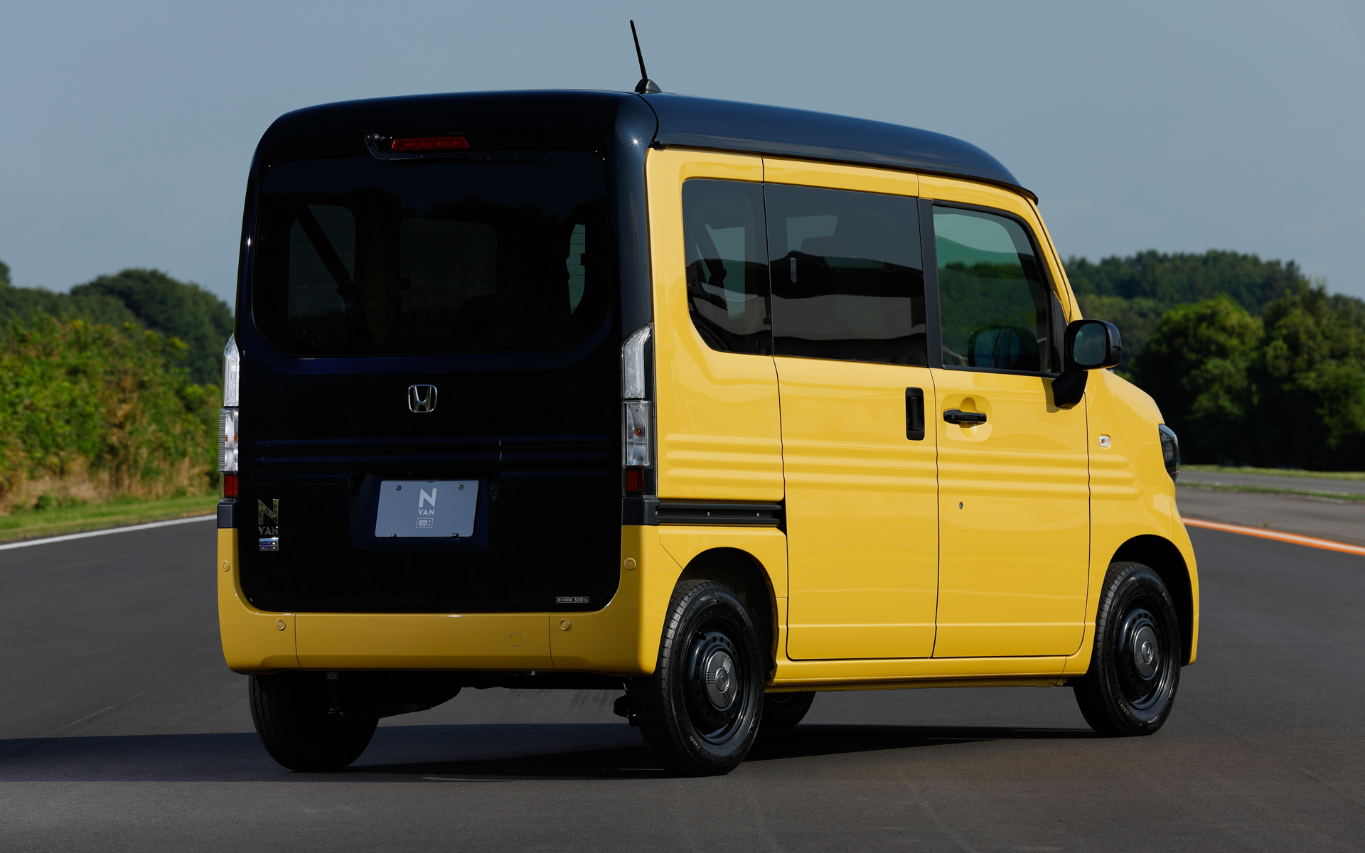 ボディサイズは3395×1475×1960mm（全長×全幅×全高）、ホイールベースは2520mm、最小回転半径は4.6m、車両重量は1140kg（e：L4は1130kg）