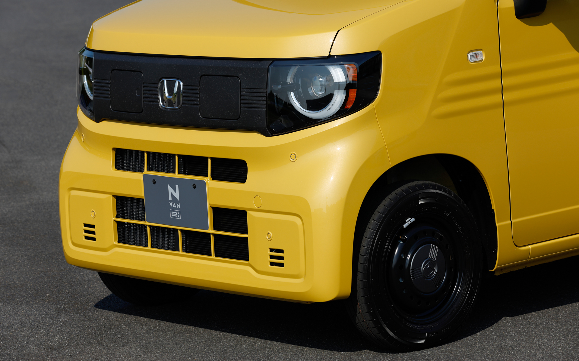 なお、前後バンパーもリサイクル材料を100％使用しているが、こちらは強度を保つため塗膜などはすべて除去された材料を使用している