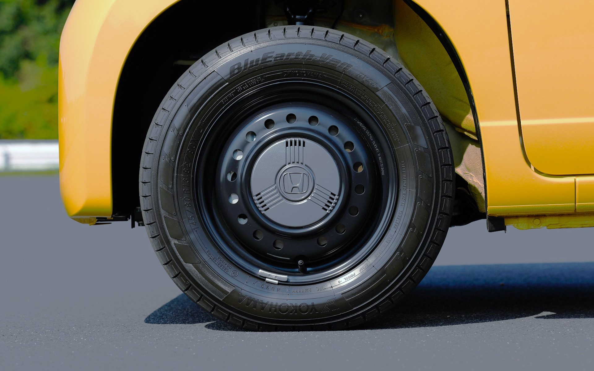 装着タイヤは横浜ゴムの「ブルーアース・バン」でサイズは145/80R13