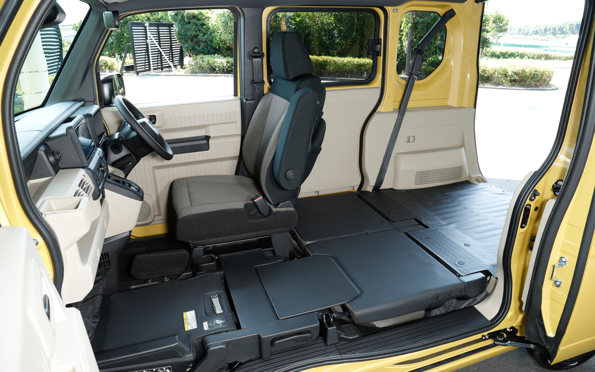 バッテリを含むIPU（インテリジェントパワーユニット）を床下に収めたことで、ガソリンモデルと同様のフルフラットを実現した。軽商用バンでBピラーレスはN-VANのみ。ガソリンモデルで側突への対応を完成させていたが、今回バッテリを保護するためのフレームも追加したほか、前突時はパーツをスライドさせることで電気部品への力を他所へ逃がす工夫が施されている