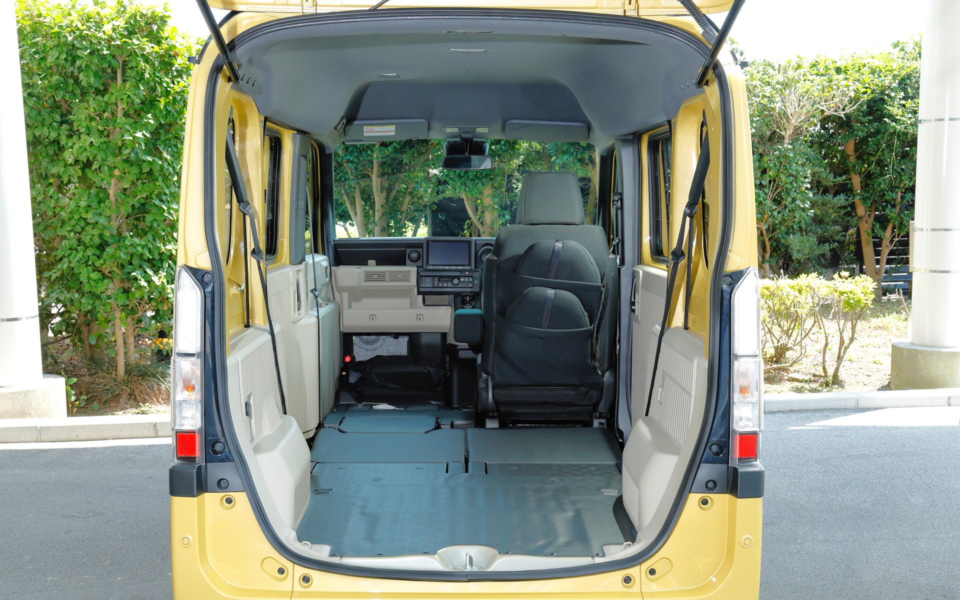 e：FUNの荷室内側寸法は、助手席をたたんだ状態（1名乗車）で、1495×1230×1370mm（長さ×幅×高さ）、運転席側の長さは1335mm