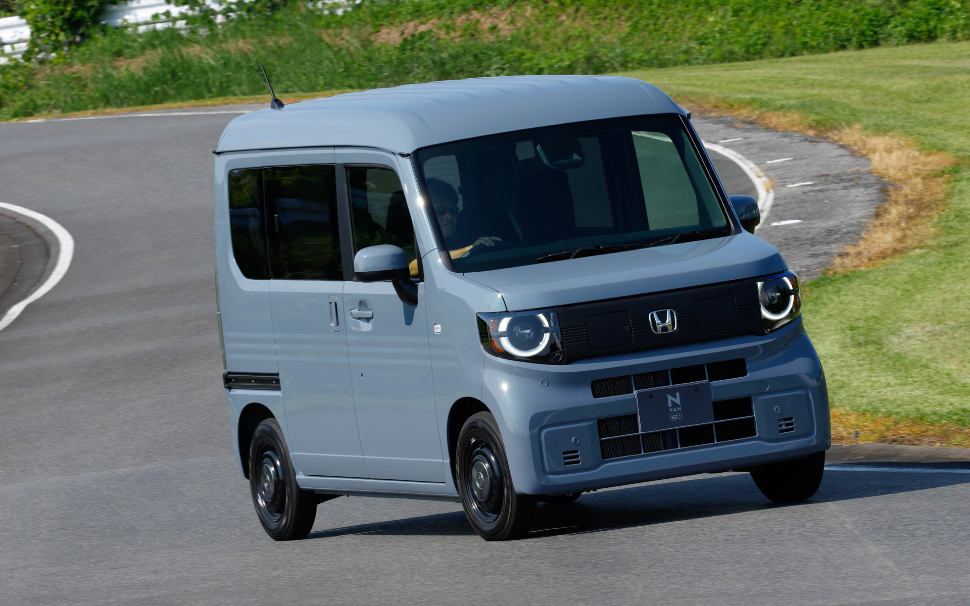 アクセルレンスポンスのよさとトルクフルな加速はさすがバッテリEV