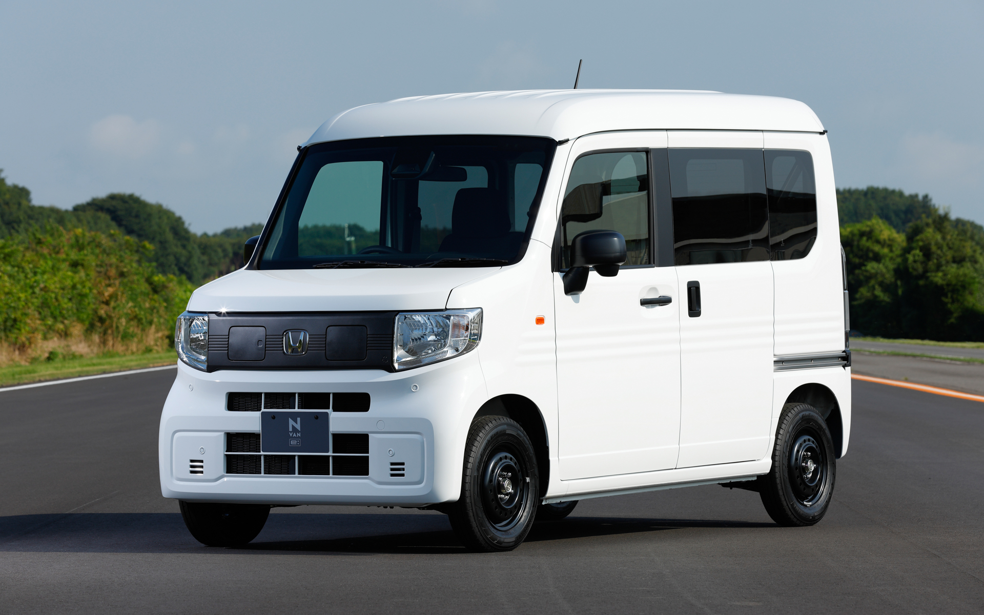 商用タイプの「e：L4」は、ハロゲンヘッドライト仕様