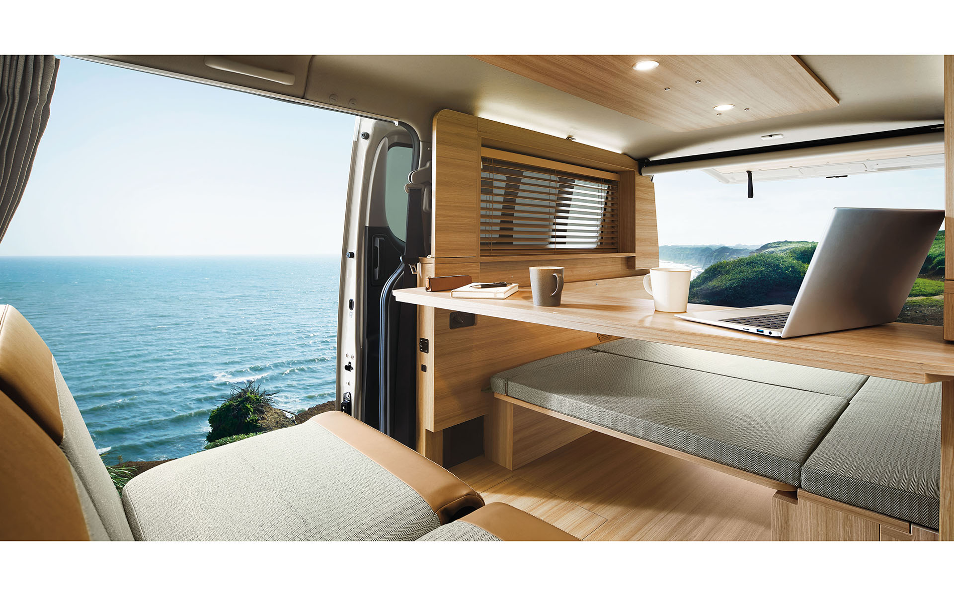 木目をふんだんに使ったキャラバン MYROOMのインテリア