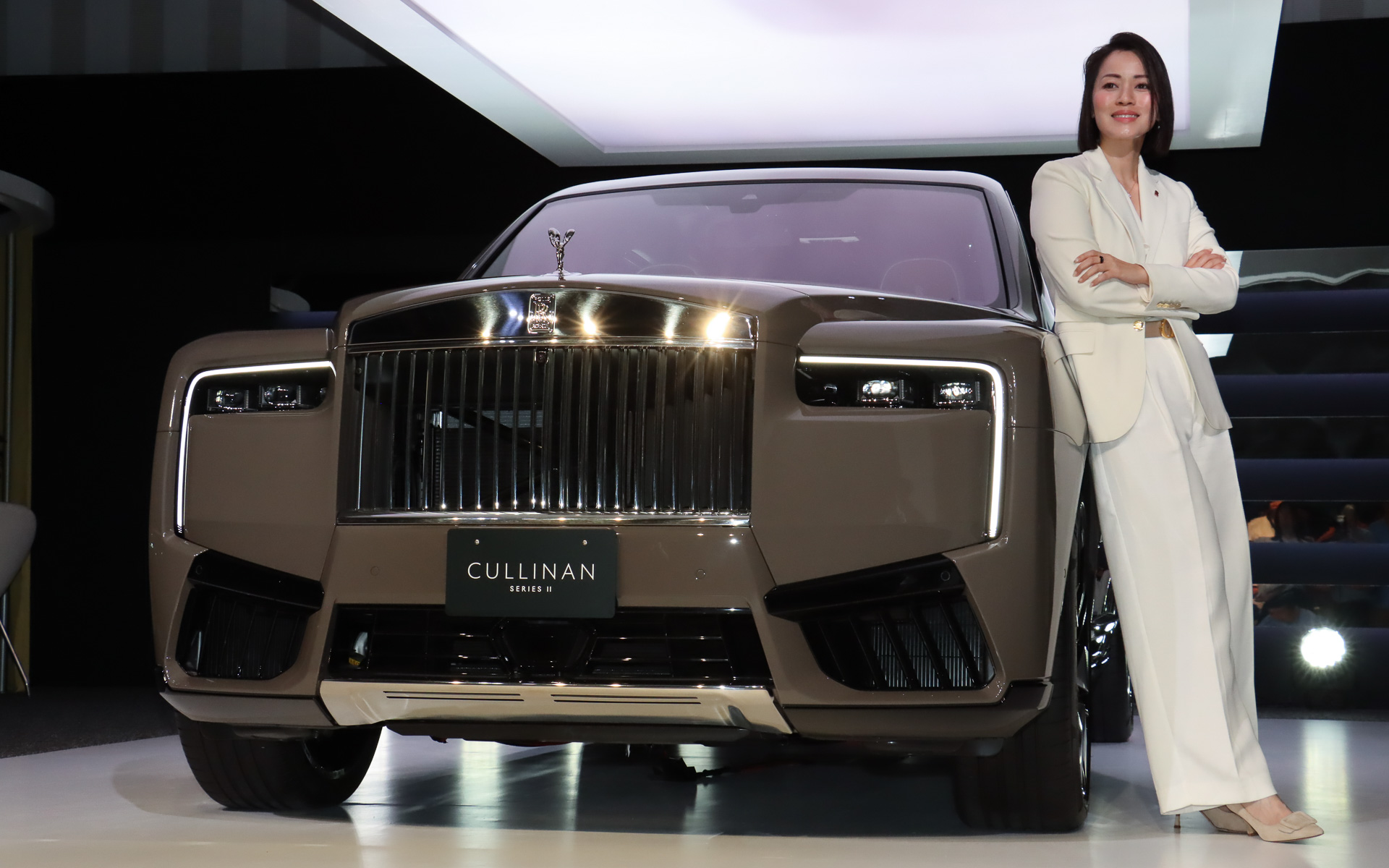 日本初公開された「カリナン・シリーズII」とロールス・ロイス・モーター・カーズ アジア太平洋リージョナルディレクター アイリーン・ニッケイン氏