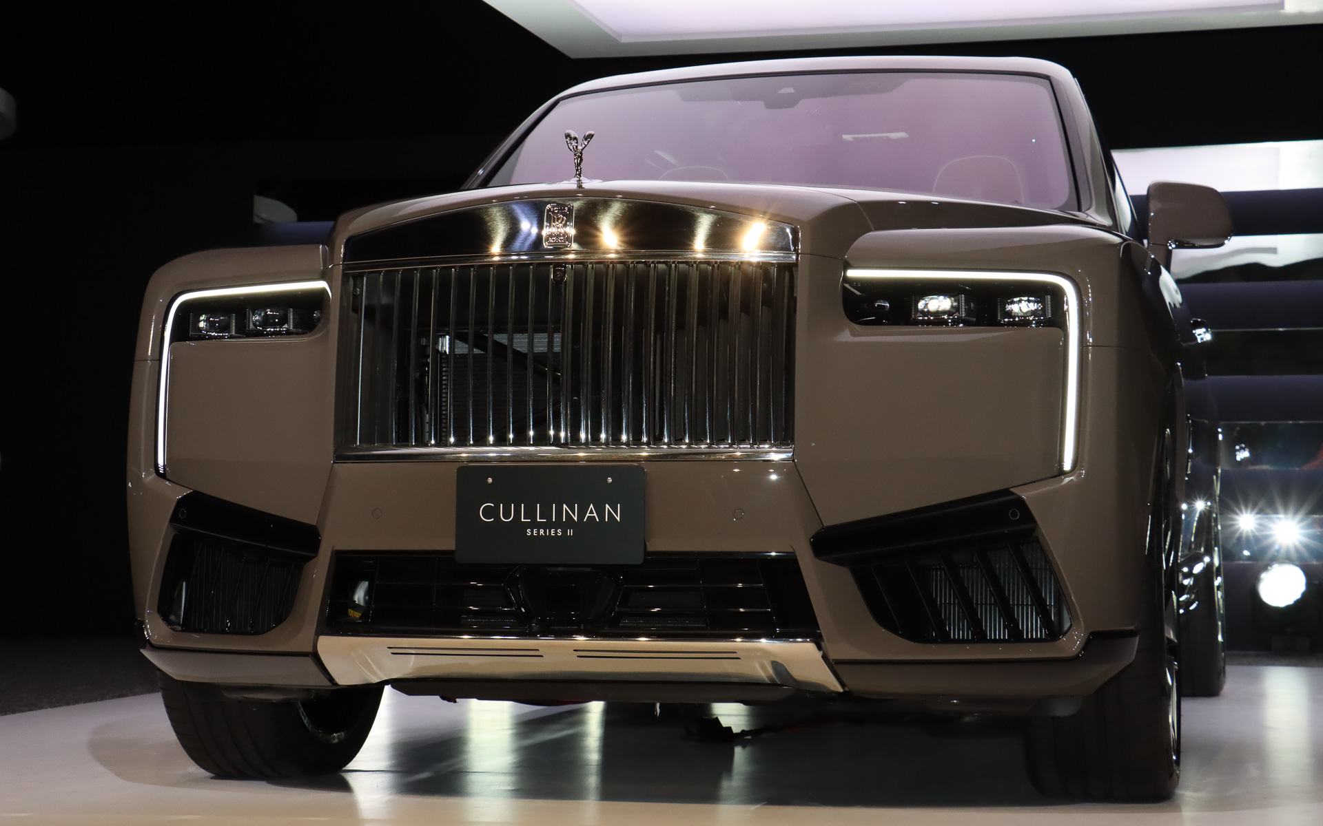 カリナン・シリーズII。ボディカラーは新色の「エンペラドール・トリュフ」