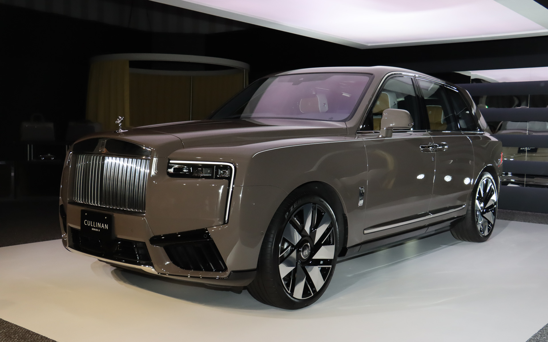 カリナン・シリーズIIのボディサイズは5355×2000×1835mm（全長×全幅×全高）、ホイールベースは3295mm。車両重量は2725kg