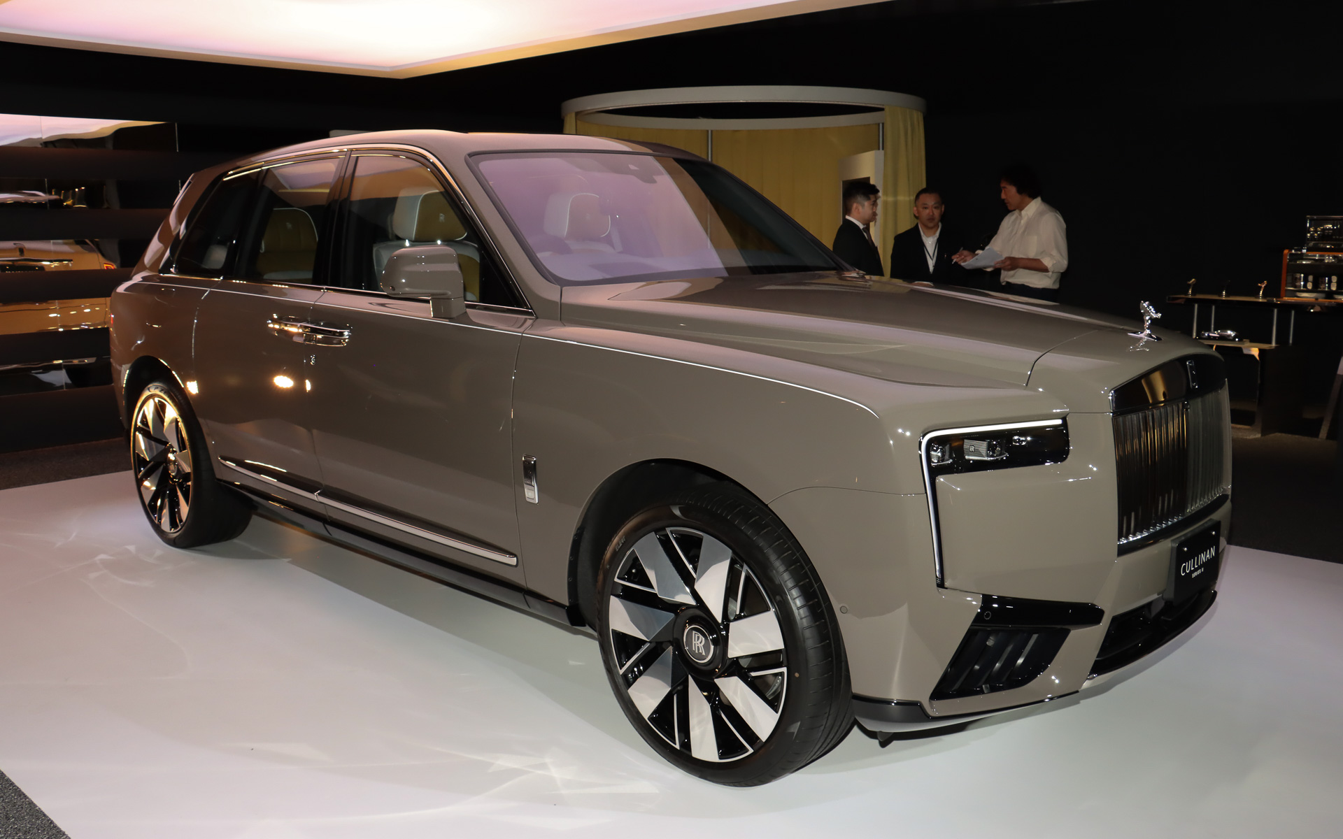 カリナン・シリーズIIのボディサイズは5355×2000×1835mm（全長×全幅×全高）、ホイールベースは3295mm。車両重量は2725kg