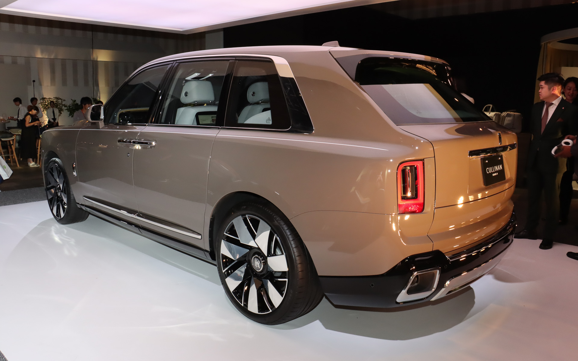 カリナン・シリーズIIのボディサイズは5355×2000×1835mm（全長×全幅×全高）、ホイールベースは3295mm。車両重量は2725kg