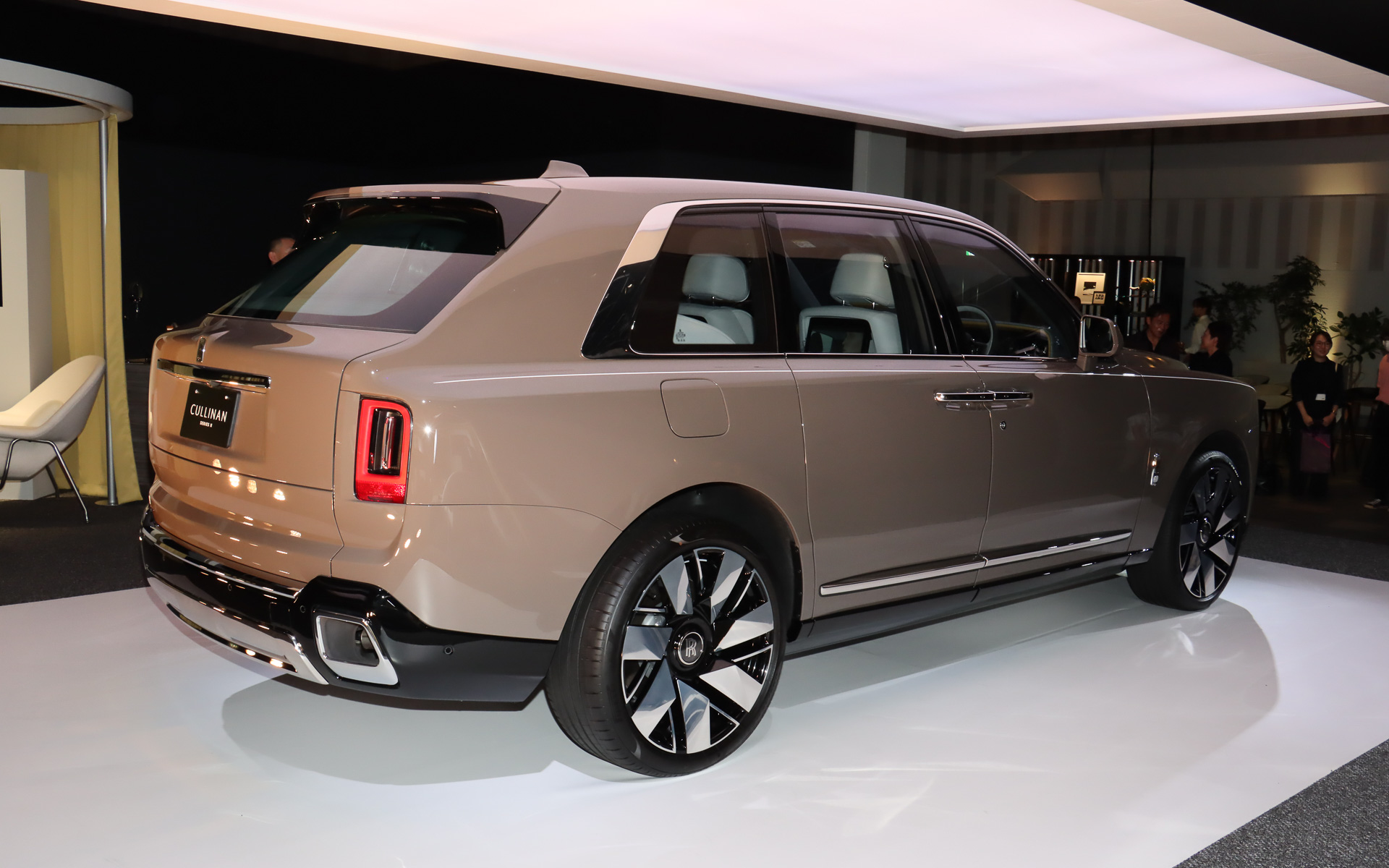 カリナン・シリーズIIのボディサイズは5355×2000×1835mm（全長×全幅×全高）、ホイールベースは3295mm。車両重量は2725kg