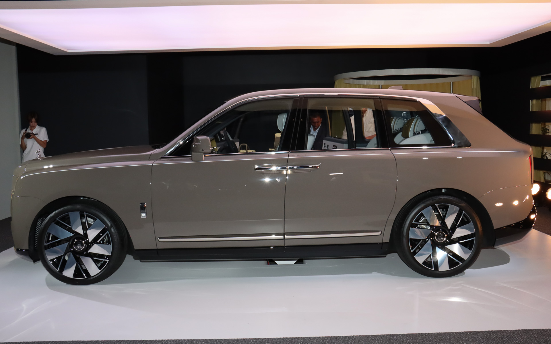 カリナン・シリーズIIのボディサイズは5355×2000×1835mm（全長×全幅×全高）、ホイールベースは3295mm。車両重量は2725kg