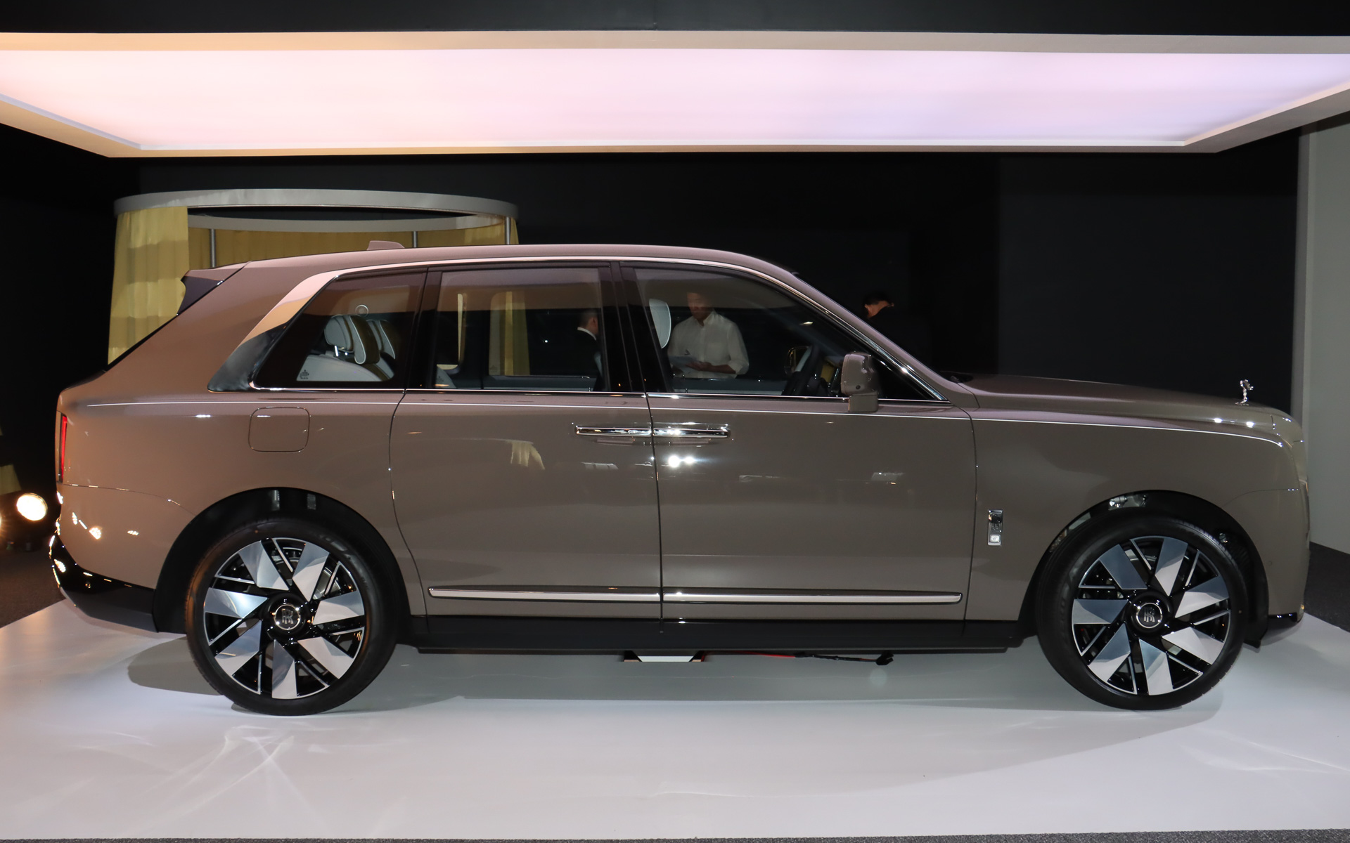 カリナン・シリーズIIのボディサイズは5355×2000×1835mm（全長×全幅×全高）、ホイールベースは3295mm。車両重量は2725kg