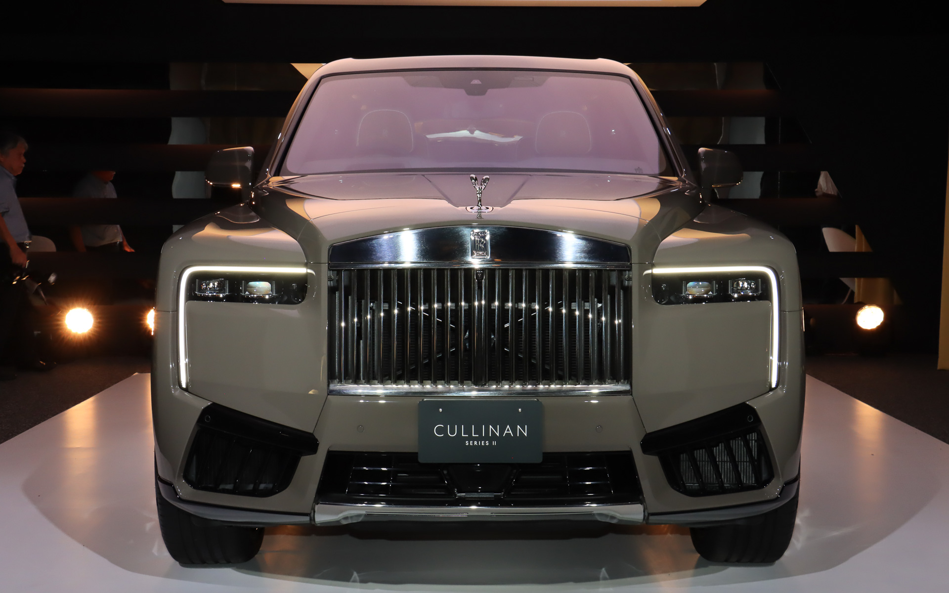 カリナン・シリーズIIのボディサイズは5355×2000×1835mm（全長×全幅×全高）、ホイールベースは3295mm。車両重量は2725kg