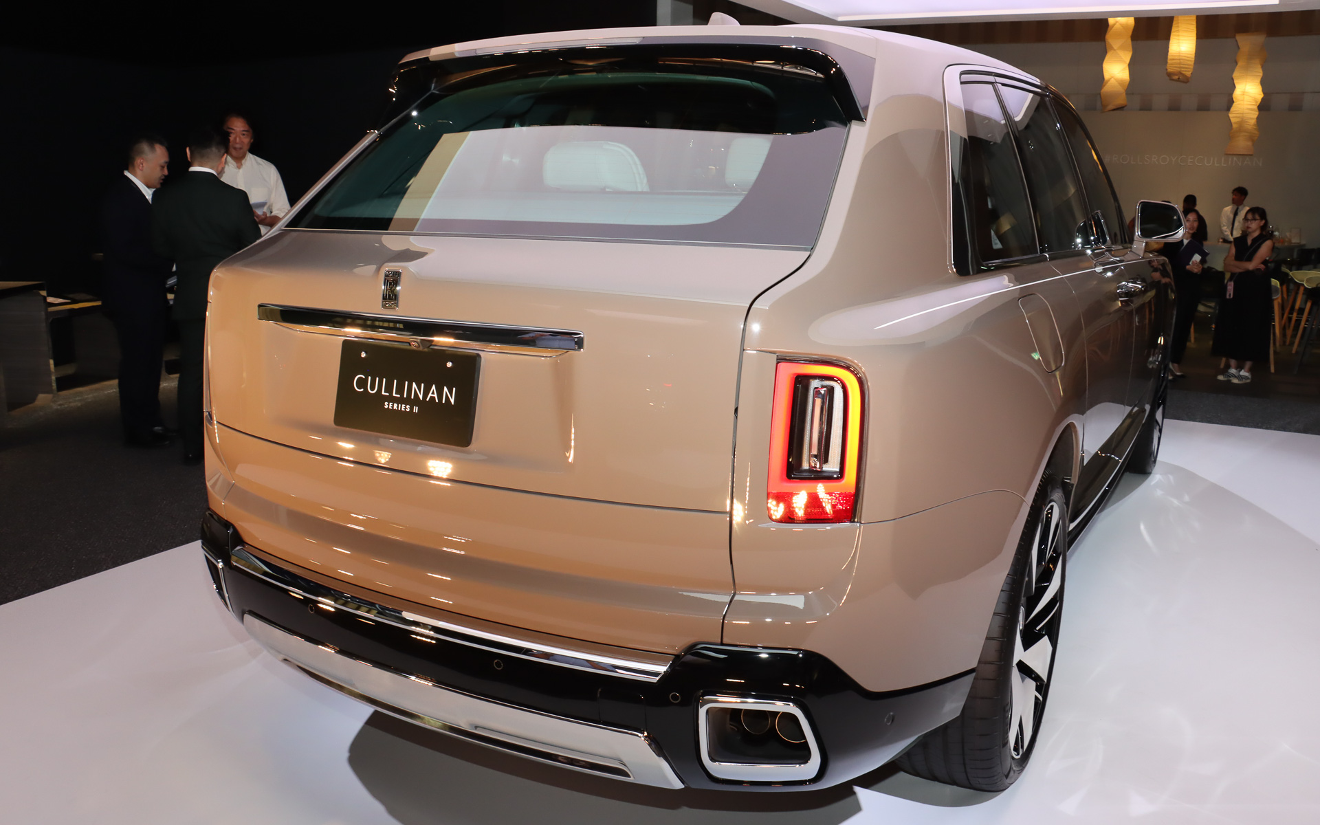 カリナン・シリーズIIのボディサイズは5355×2000×1835mm（全長×全幅×全高）、ホイールベースは3295mm。車両重量は2725kg