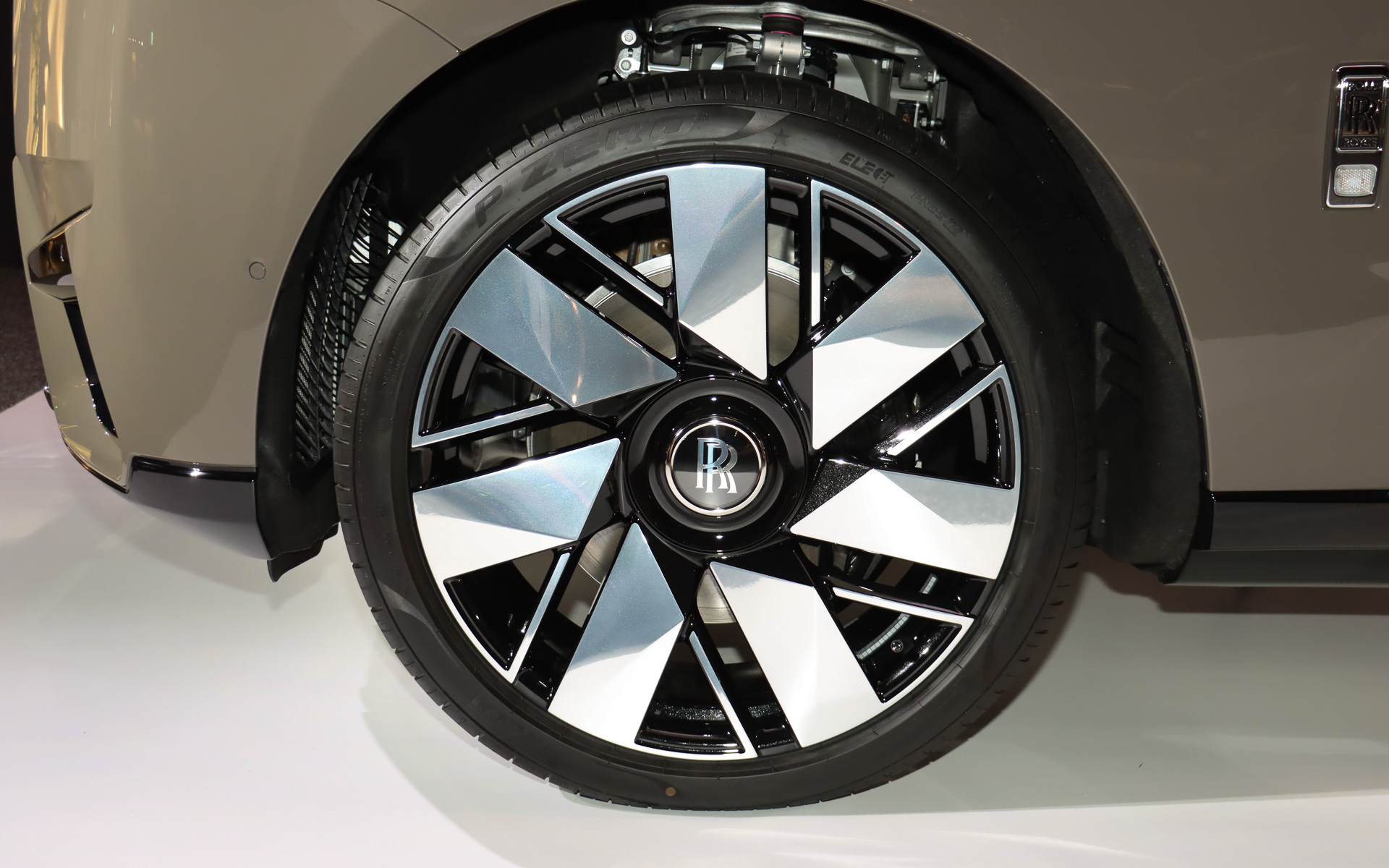 ホイールは従来の22インチから1インチアップの23インチに変更。タイヤはピレリの「P ZERO」を採用し、サイズはフロントが255/45 R23、リアが295/35 R23