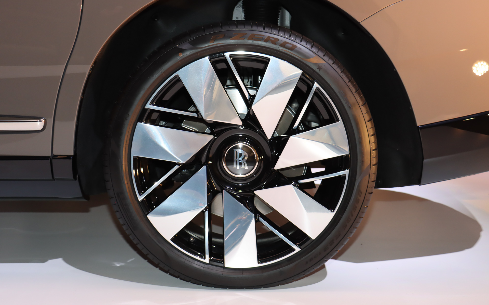 ホイールは従来の22インチから1インチアップの23インチに変更。タイヤはピレリの「P ZERO」を採用し、サイズはフロントが255/45 R23、リアが295/35 R23