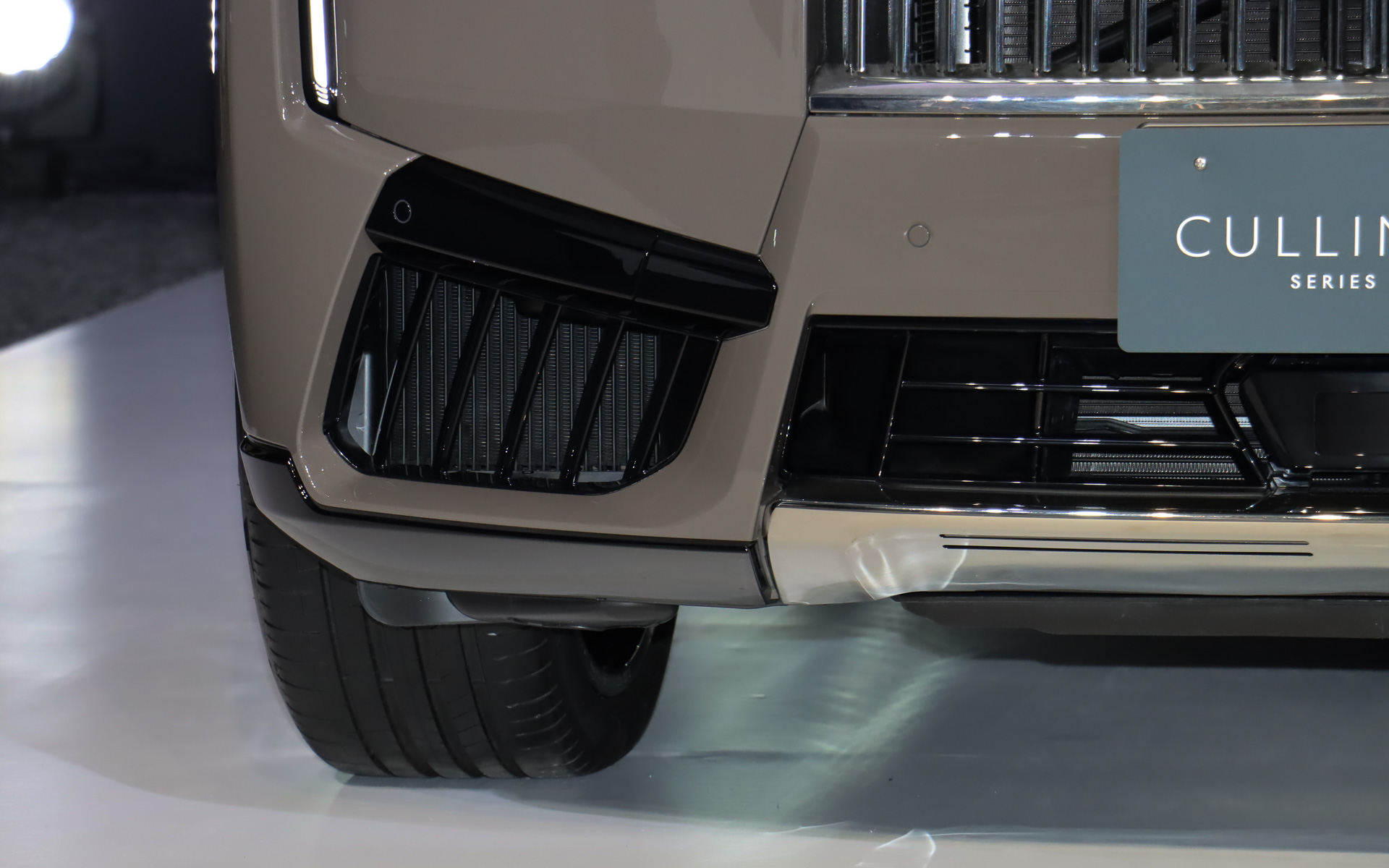 ボディ下側の樹脂パーツにハイグロスブラック塗装を施し、走行中に流れていく路面の状況を映し出すようにした