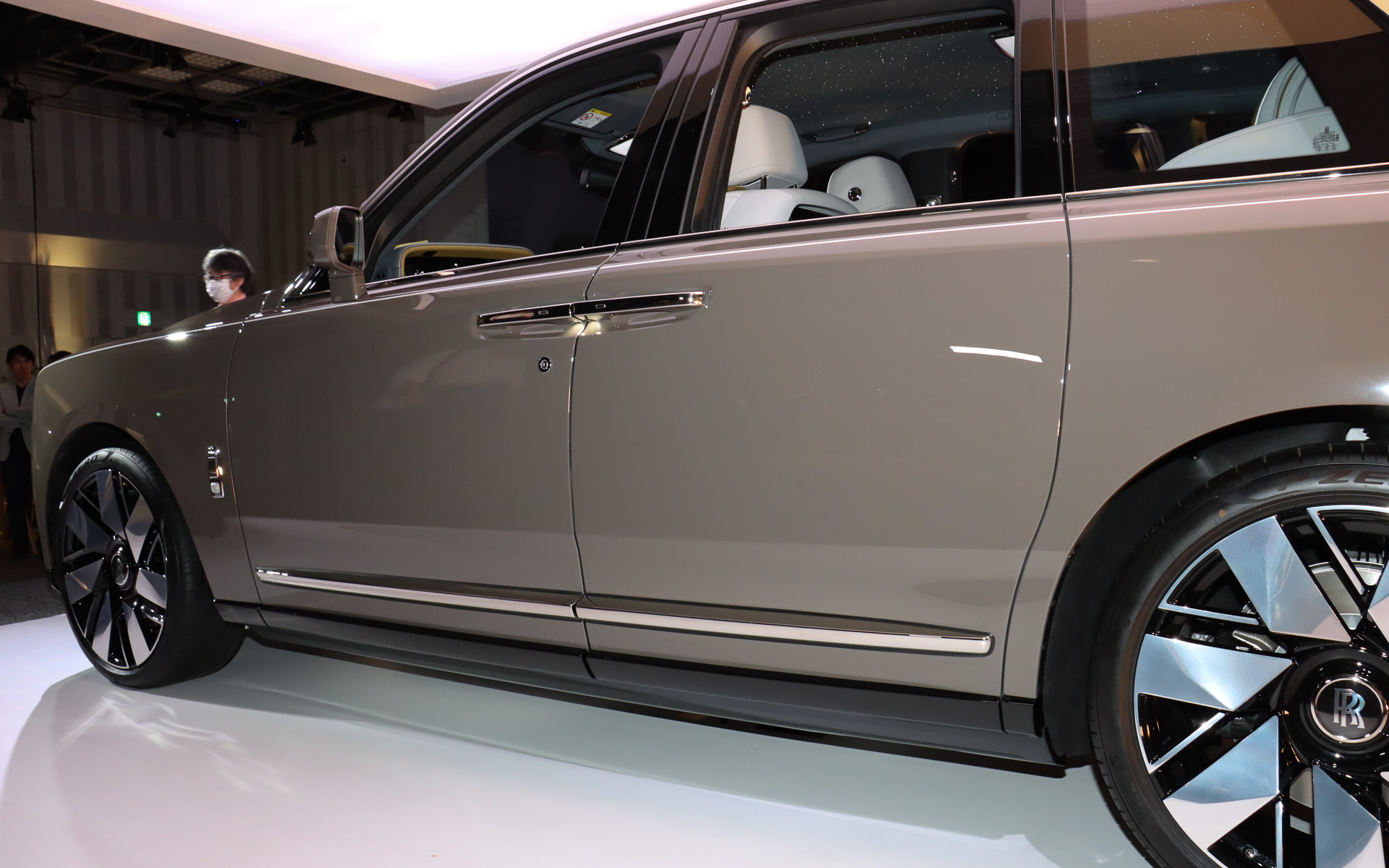 ボディ下側の樹脂パーツにハイグロスブラック塗装を施し、走行中に流れていく路面の状況を映し出すようにした