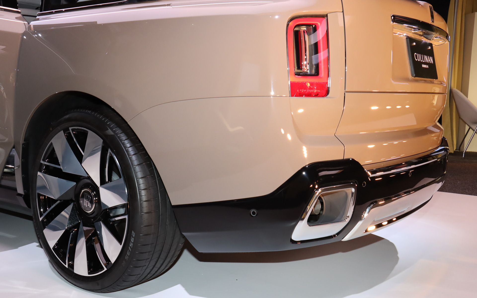 バンパー内にエキゾーストエンドを配置するインテグレーテッドマフラーの周囲には、鏡面仕上げのステンレスパネルを設定