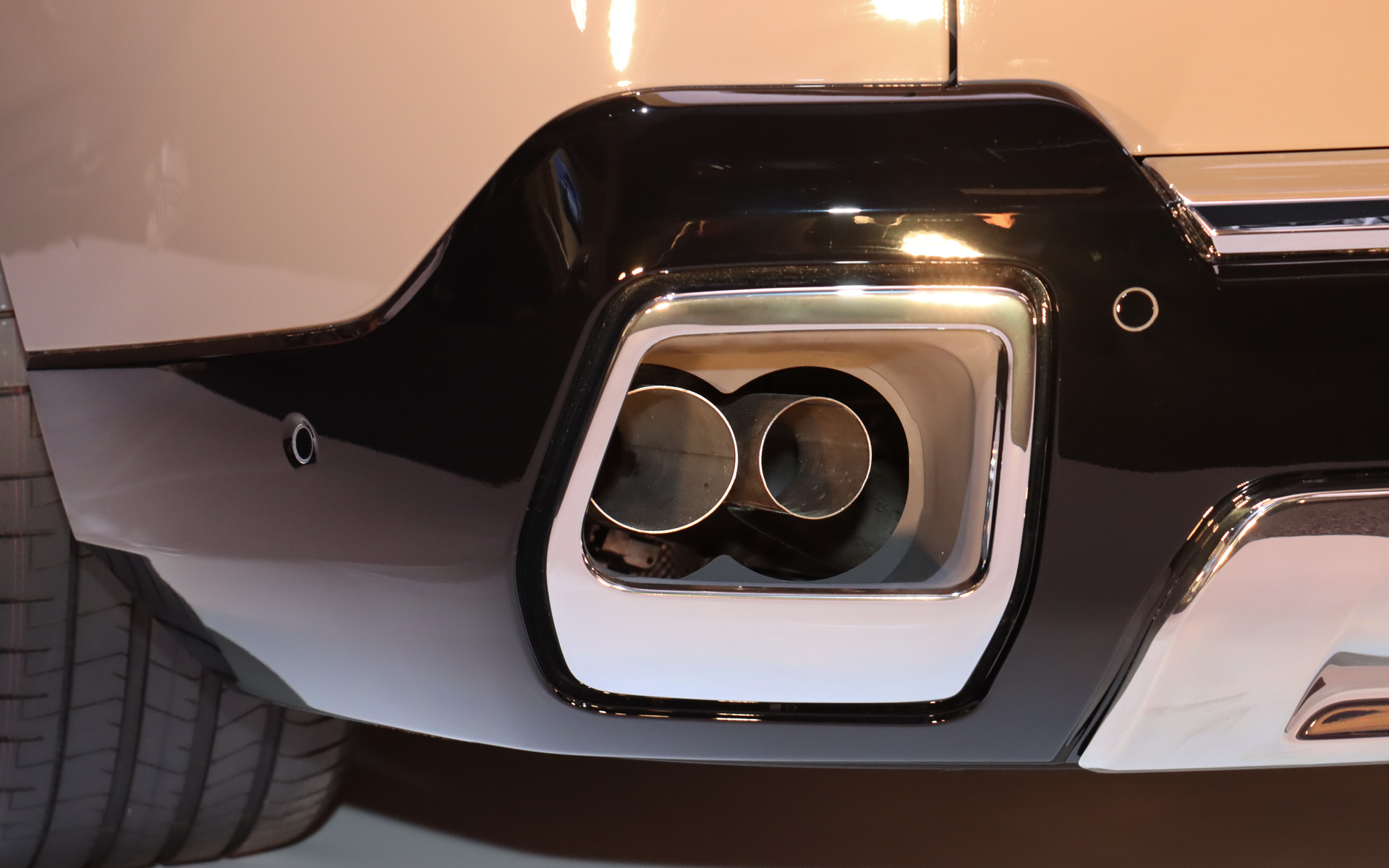 バンパー内にエキゾーストエンドを配置するインテグレーテッドマフラーの周囲には、鏡面仕上げのステンレスパネルを設定