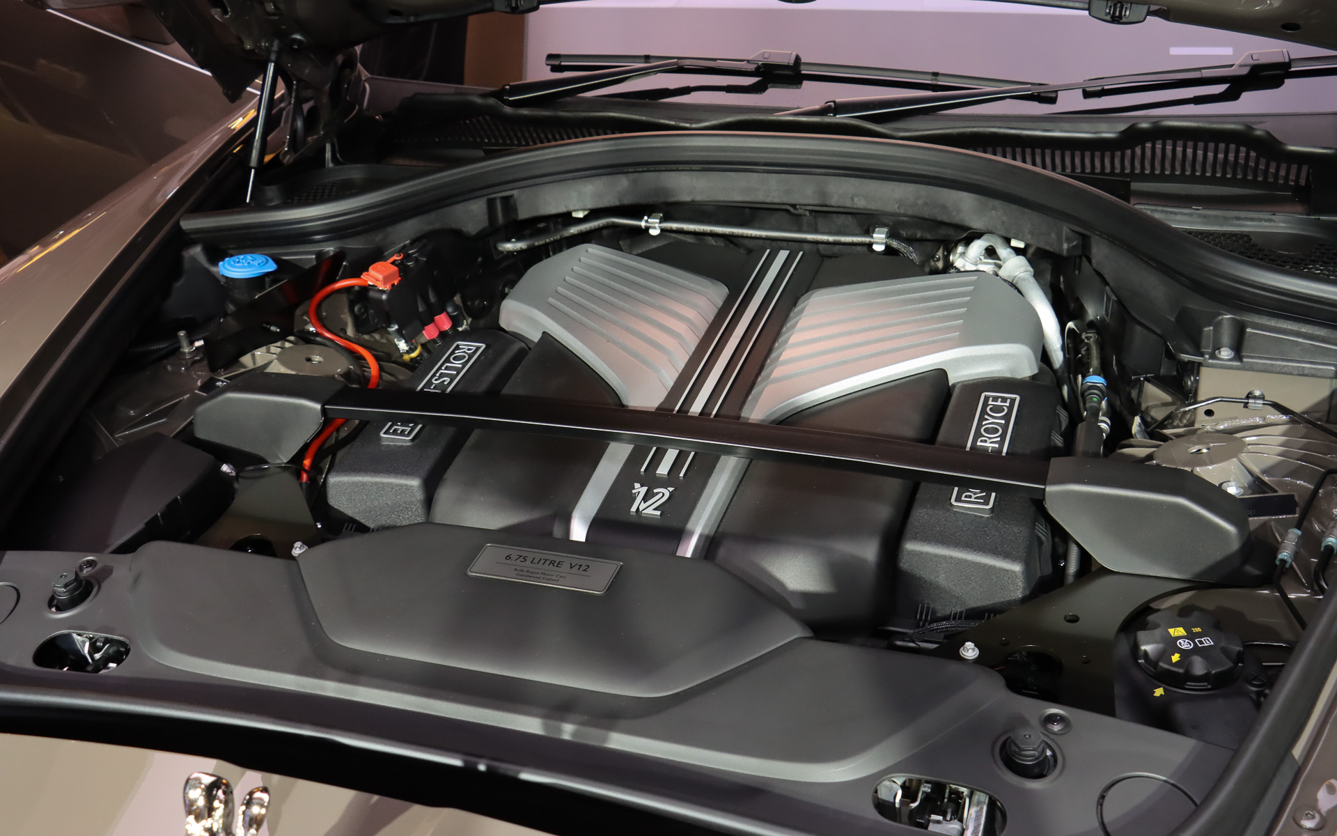 V型12気筒の6.75リッターツインターボエンジンは最高出力420kW（571PS）/5000-6000rpm、最大トルク850Nm/1600-4250rpmを発生。0-100km/h加速は5.3秒、最高速は250km/hとなる