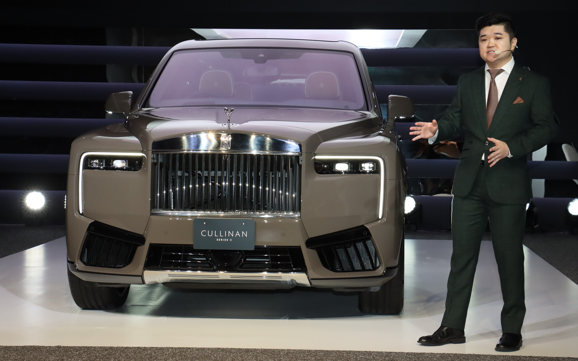 アンベールされた車両を使ってカリナン・シリーズIIの変更点や魅力について解説するカン氏