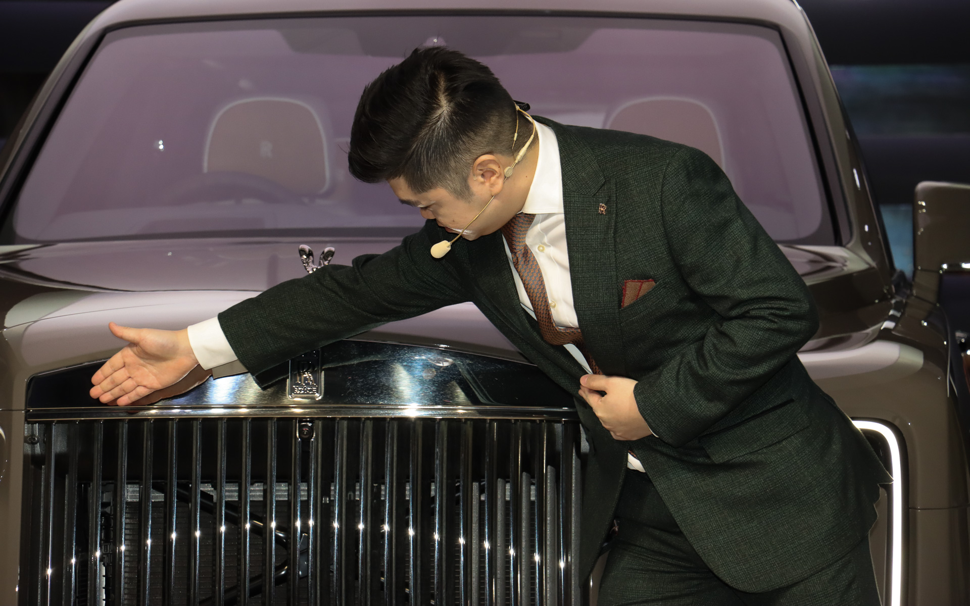 アンベールされた車両を使ってカリナン・シリーズIIの変更点や魅力について解説するカン氏