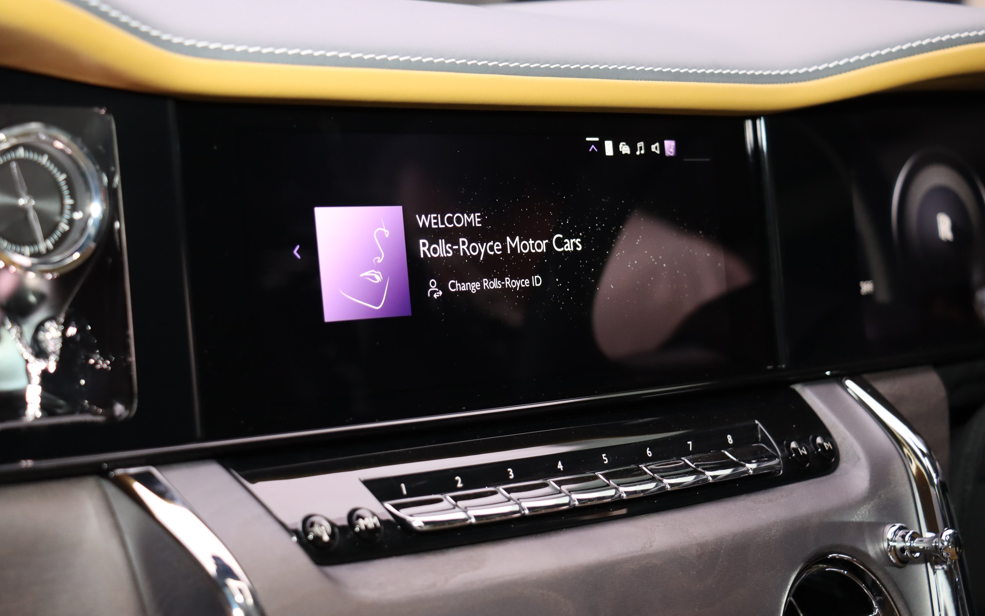 インパネ中央の「セントラル・インフォメーション・ディスプレイ」とデジタルメーターはデジタル・インターフェース「SPIRIT オペレーティング・システム」で制御