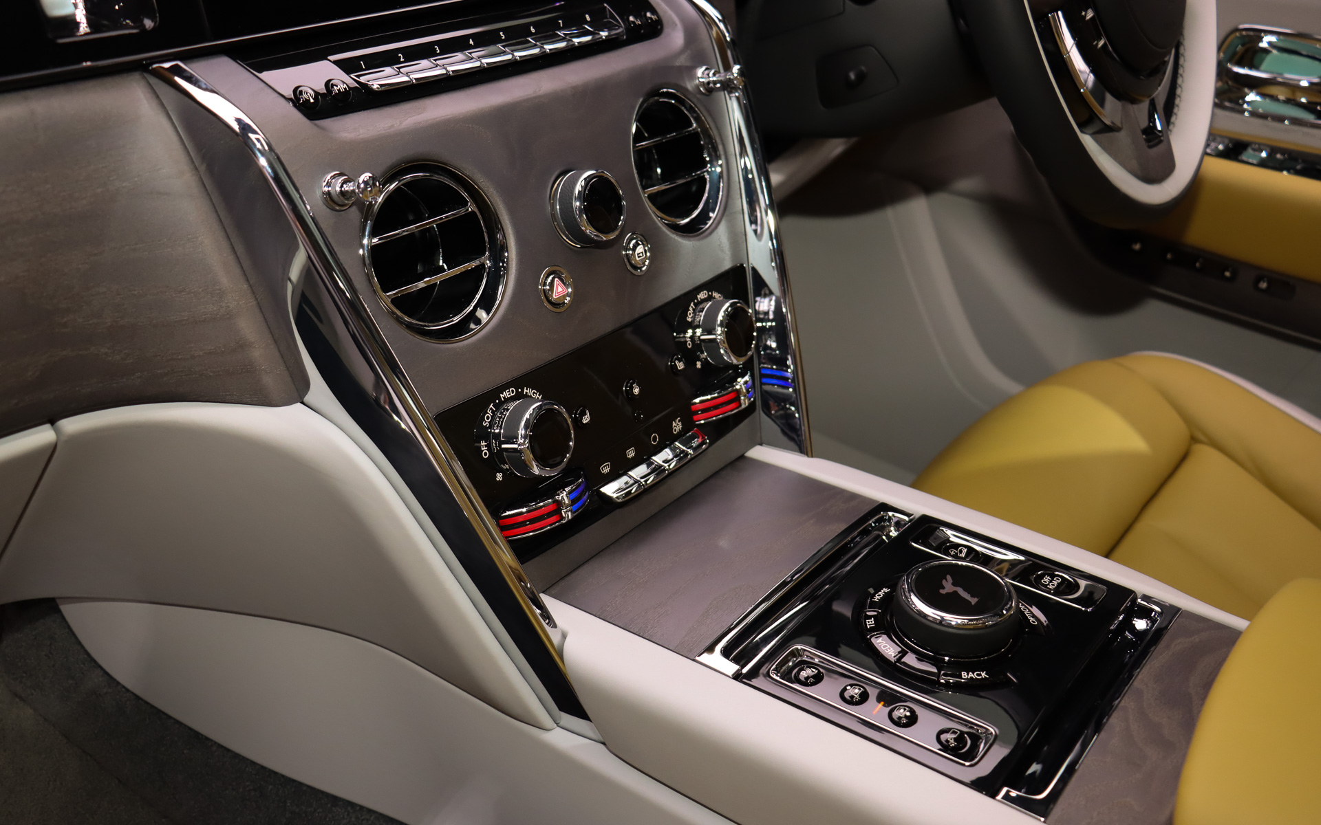 センターコンソールにはエアコンなどを操作するアナログ式のダイヤルやボタンを配置する