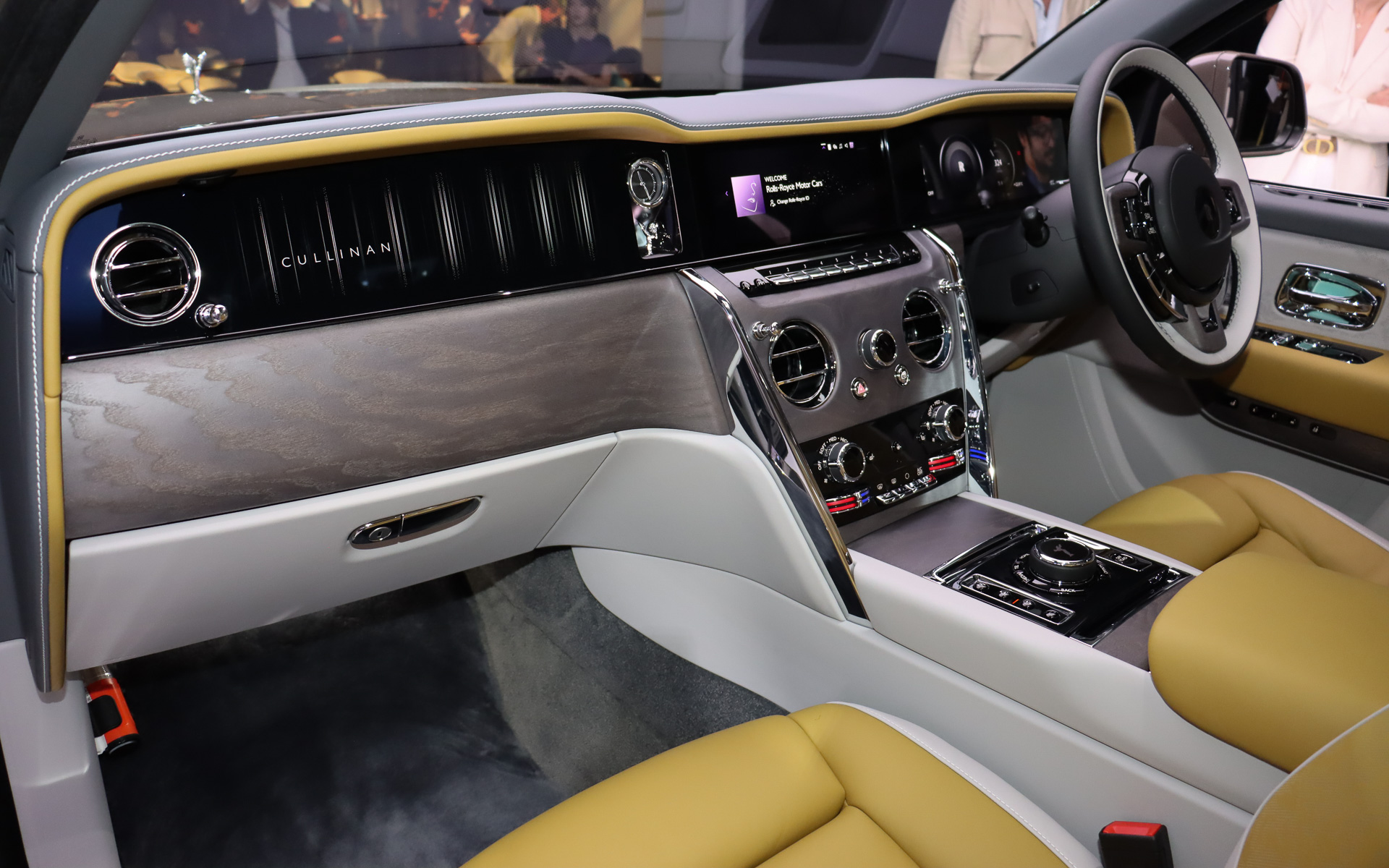 ダッシュボード上部を横断する「ガラスパネルフェイシア」を新たに採用