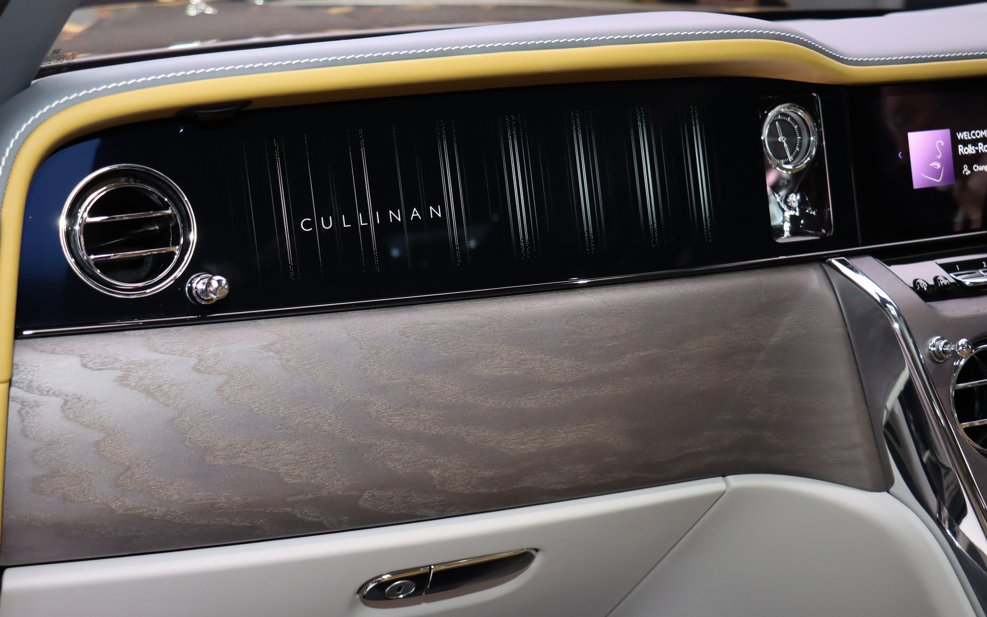 車名ロゴや「シティスケープ・グラフィック」を光で表現する「イルミネーテッド・フェイシア・パネル」