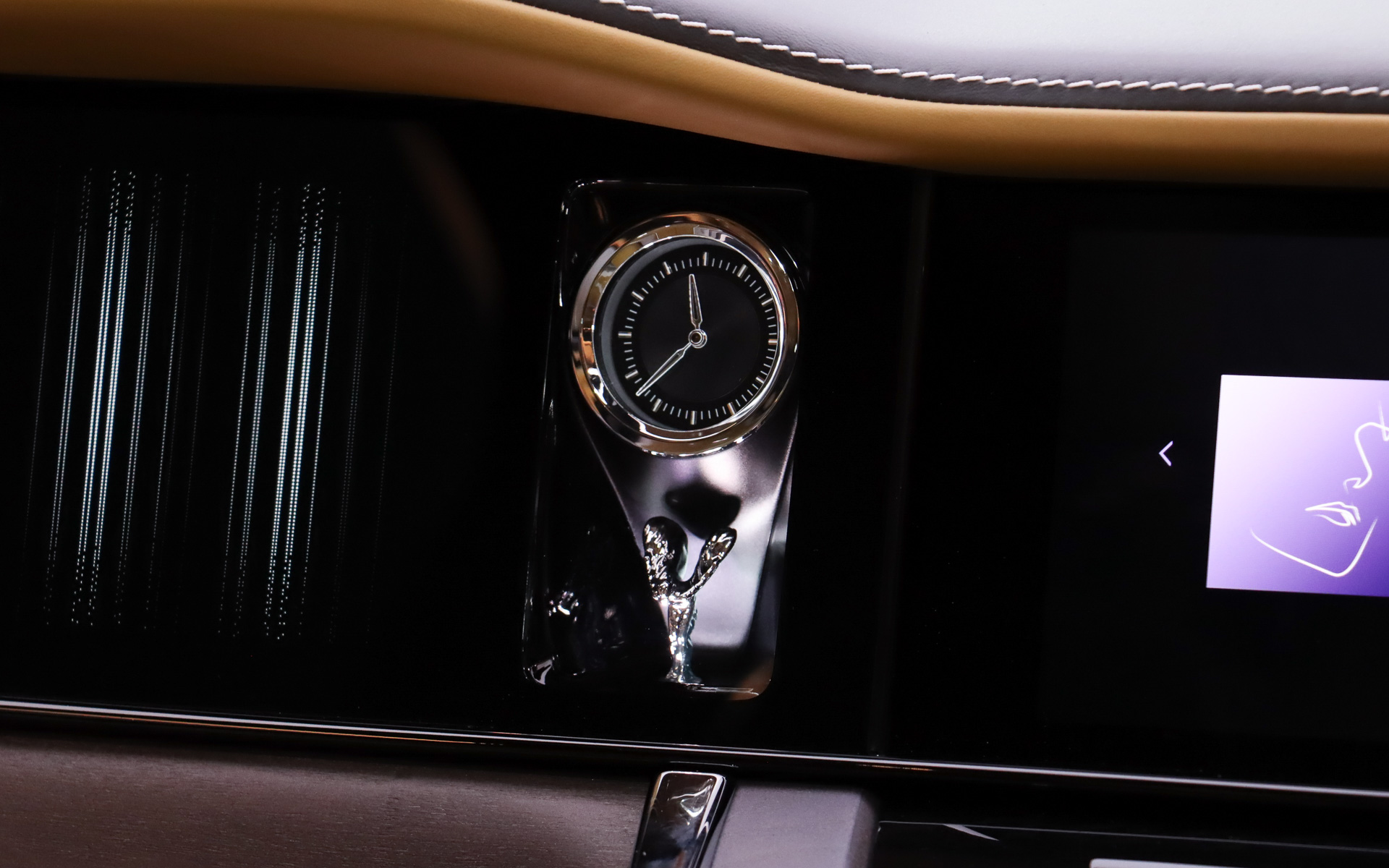 ステンレス製のスピリット・オブ・エクスタシー像をガラスパネル内に設置した「スピリット・オブ・エクスタシー・クロック・キャビネット」