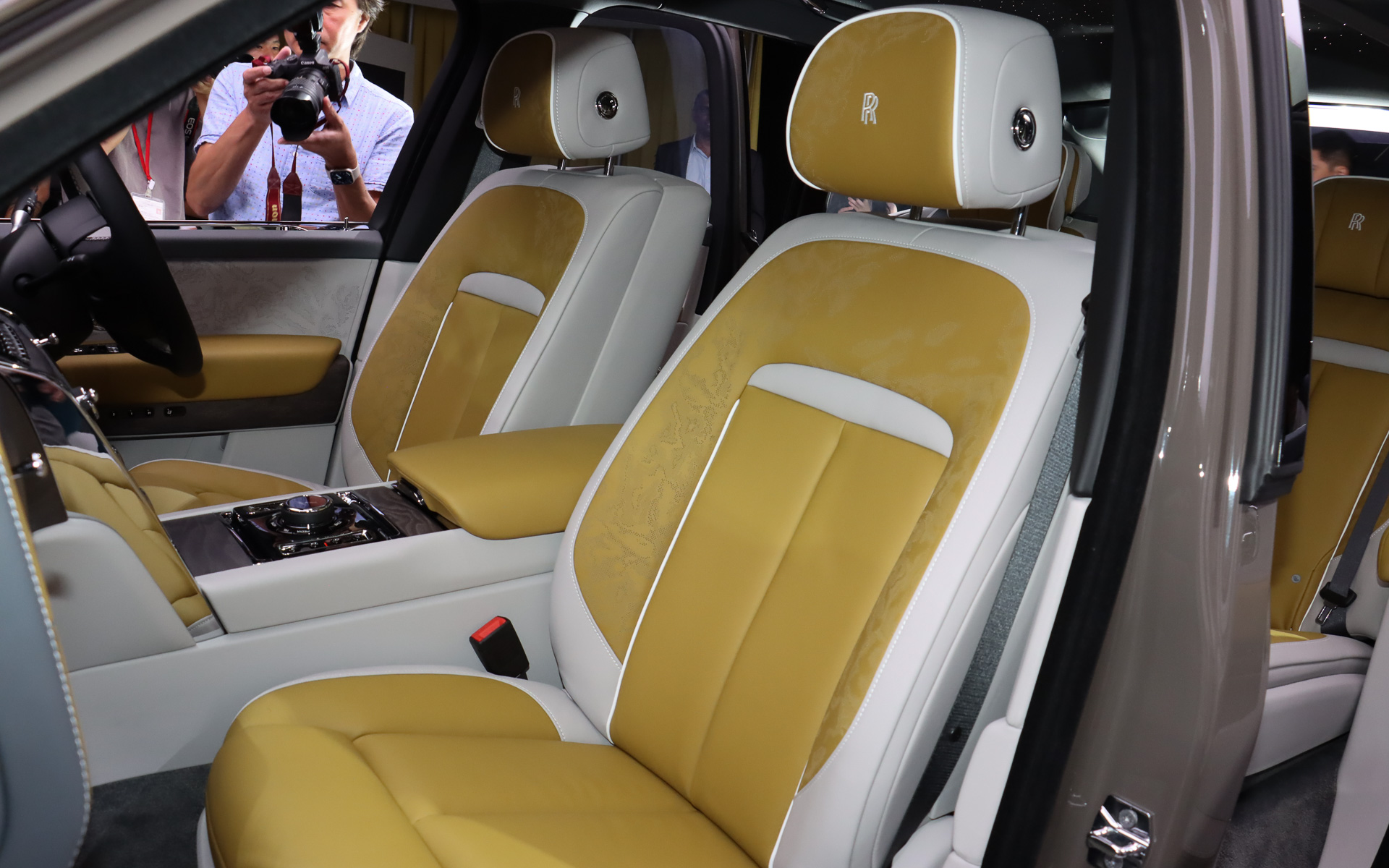 前後ともセパレートタイプの4人乗り仕様