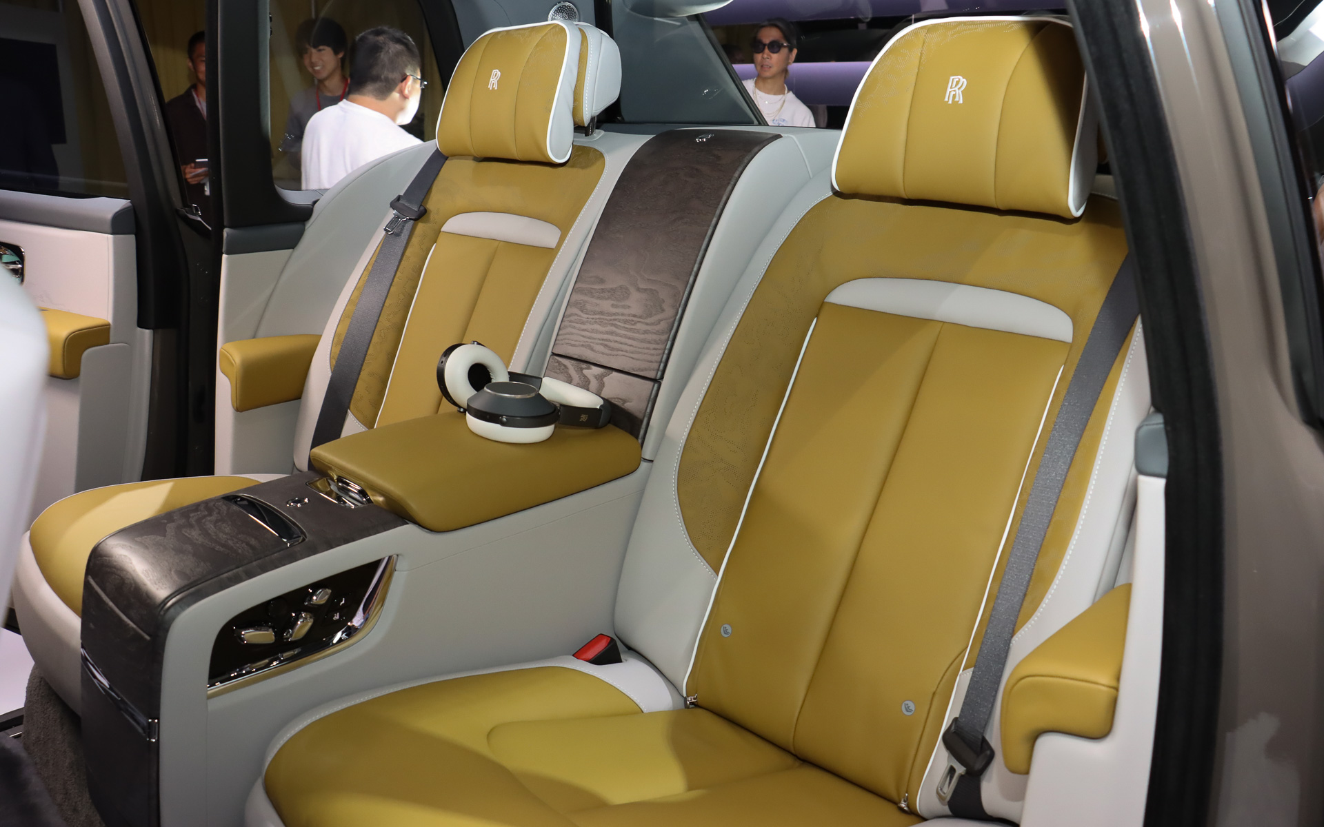 前後ともセパレートタイプの4人乗り仕様