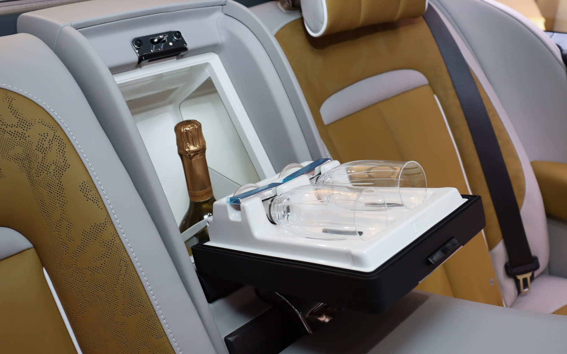 リアシート間のリッド内にシャンパンやグラスを冷やしておくためのクーラーを備える