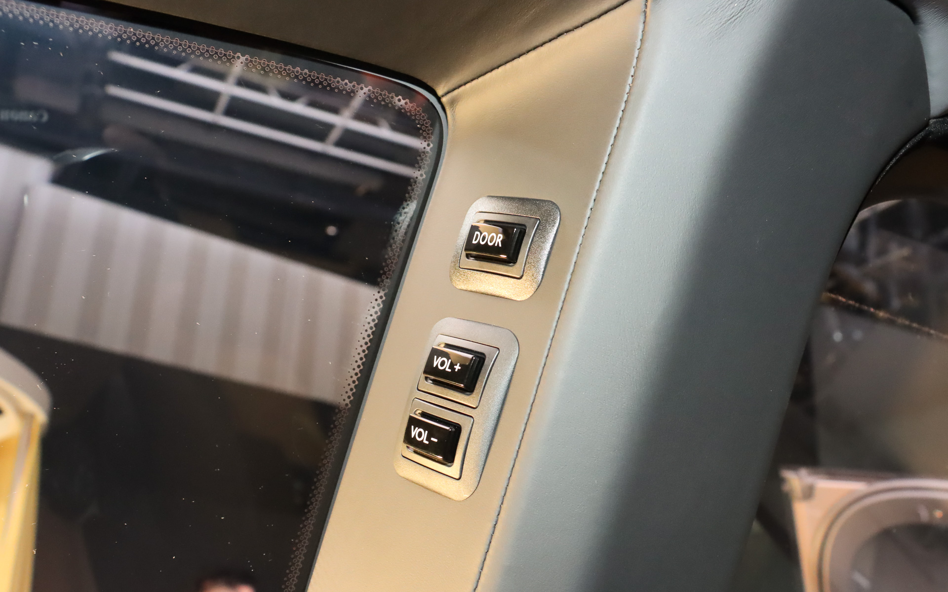 リアシート前方のピラーにリアドアのパワークローズ用スイッチなどを用意