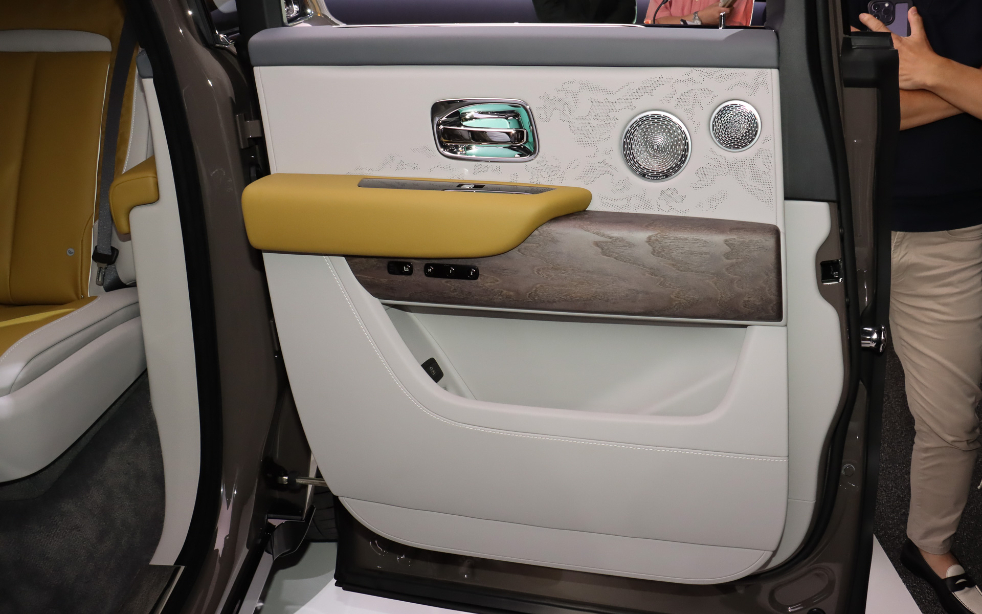 レザー表皮には大小2種類の穴で模様を描く「プレースド・パーフォレーション」を設定。木目パネルには天然オープンポア材「グレー・ステンド・アッシュ」を使用する