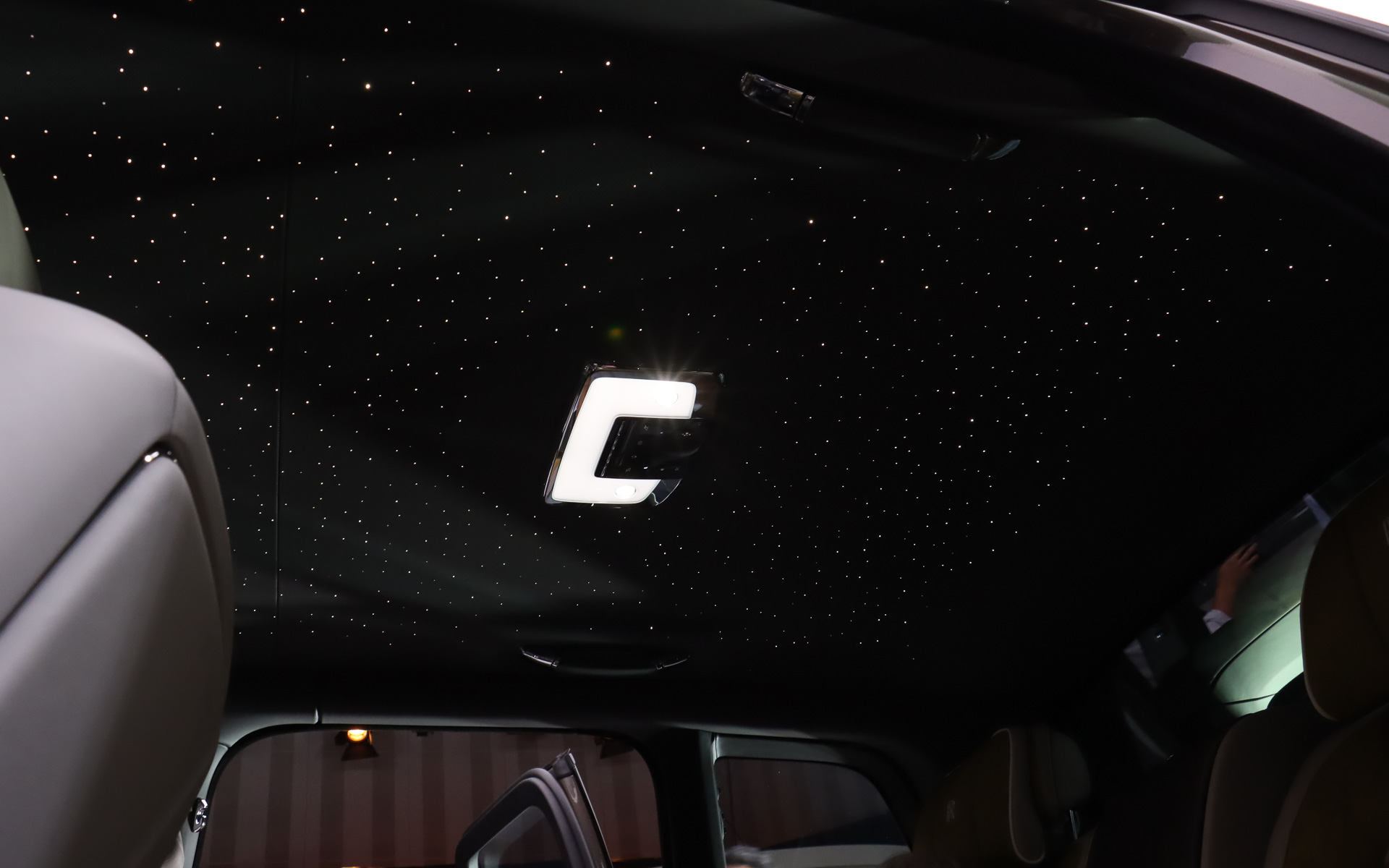 光ファイバーで星空を表現する「シューティング・スター・ヘッドライナー」