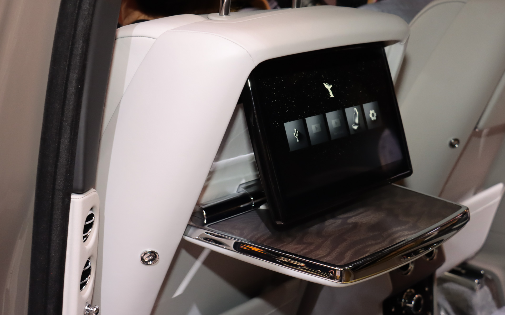 フロントシート背面に電動開閉式のテーブルとリアスクリーンを内蔵。eSIMに対応して2台までストリーミングデバイスを接続可能となっている