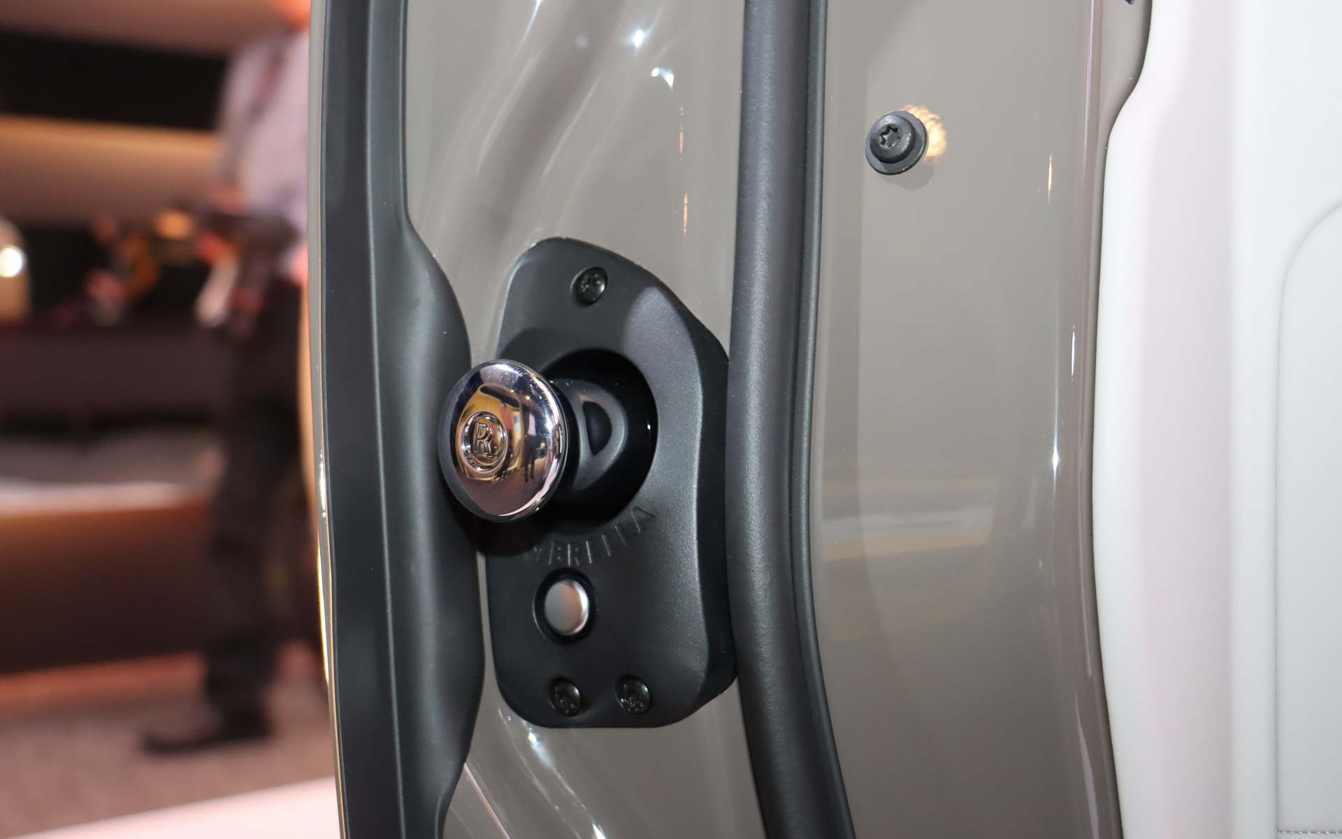 リアドアの断面に雨傘を収納する