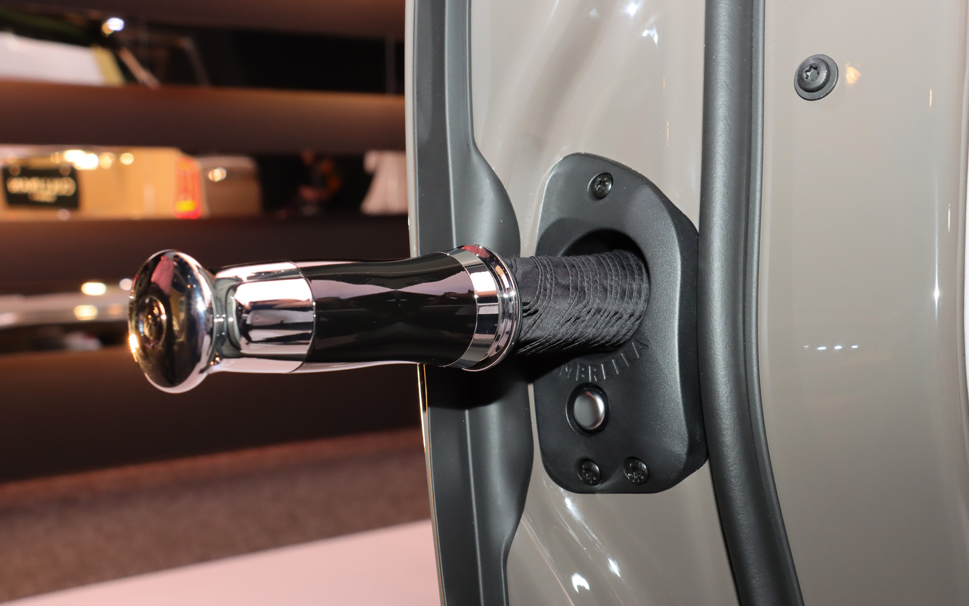 リアドアの断面に雨傘を収納する