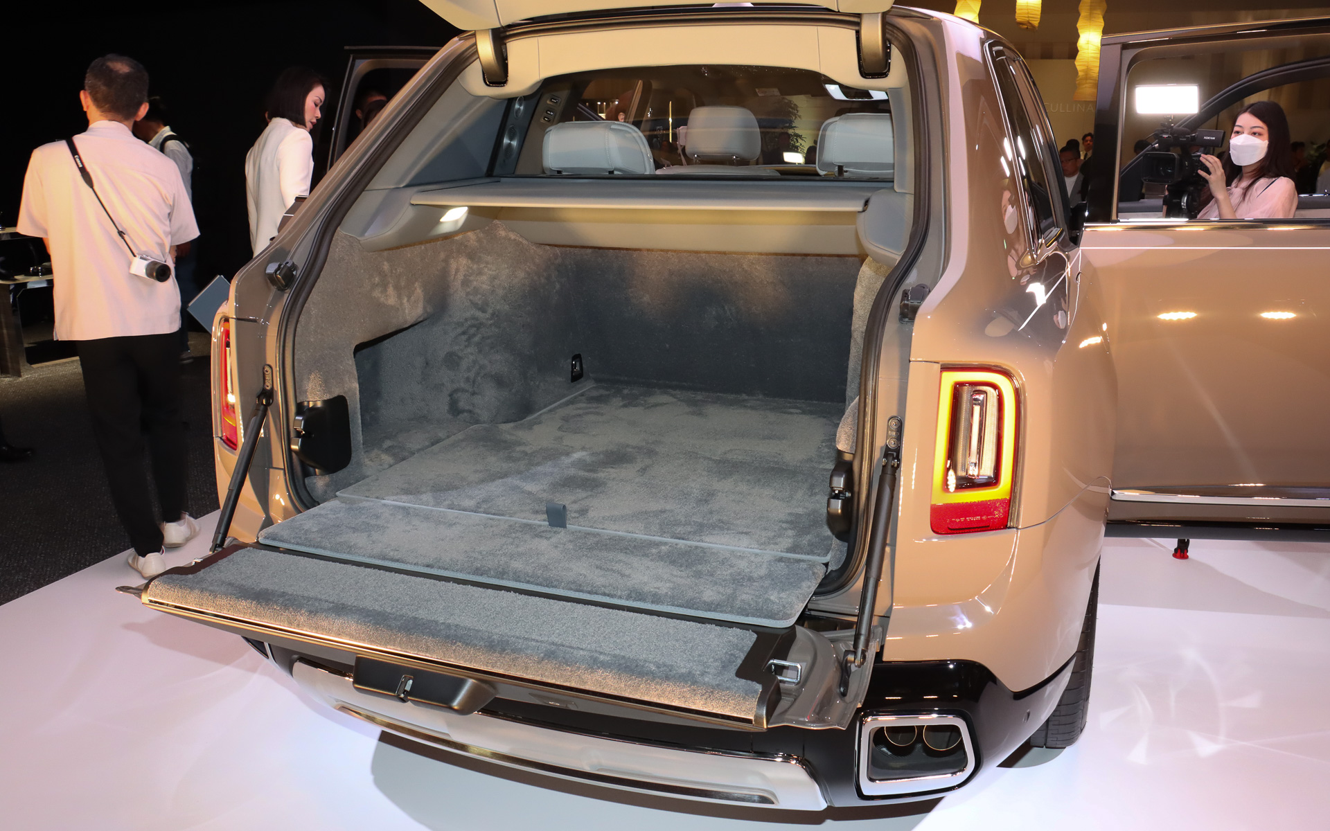 「ザ・クラスプ」と呼称される上下分割式のリアハッチ